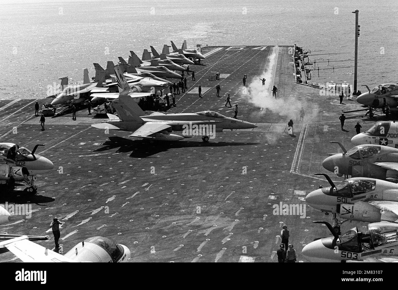 Un avion F/A-18A Hornet du Strike Fighter Squadron 25 taxi à un catapulte sur la CONSTELLATION USS du porte-avions (CV 64) pendant l'exercice de flotte 85. Parmi les avions garés sur le pont de vol, on trouve des Vikings S-3A, des intrus F/A-18A et A-6E. Base : USS Constellation (CV 64) pays : Océan Pacifique (POC) Banque D'Images