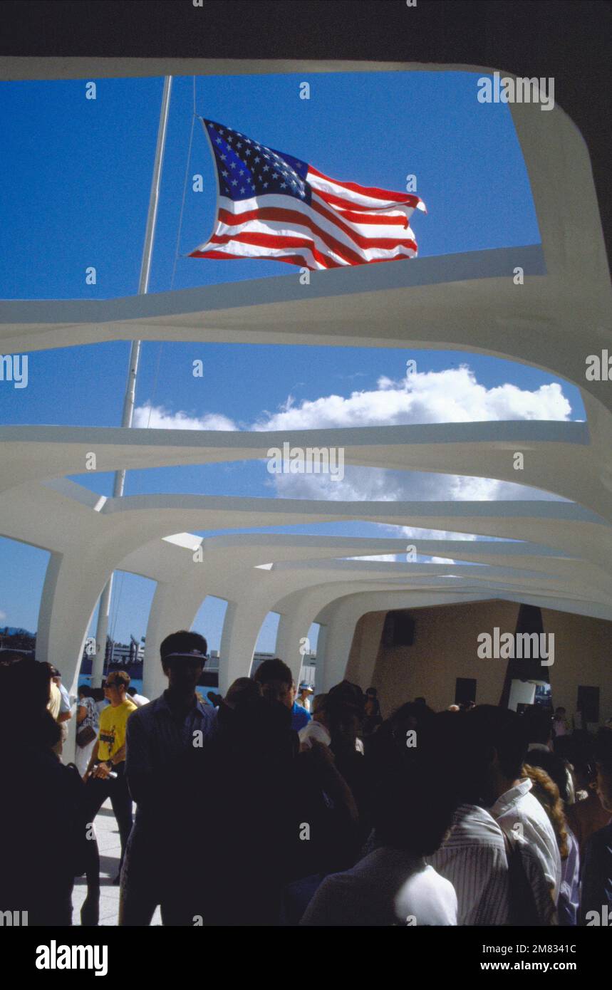 Les membres de l'équipage du porte-avions USS KITTY HAWK (CV-63) visitent le Mémorial USS ARIZONA (BB-39) à l'occasion du 43rd anniversaire de l'attaque japonaise. Un drapeau vole en Berne en mémoire de l'événement. Base: Pearl Harbor État: Hawaï (HI) pays: Etats-Unis d'Amérique (USA) Banque D'Images