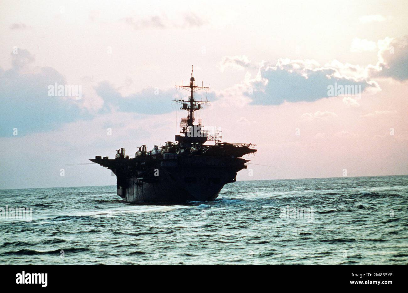 Vue aérienne du quartier portuaire du navire d'assaut amphibie USS IWO JIMA (LPH 2) en cours. Pays : inconnu Banque D'Images