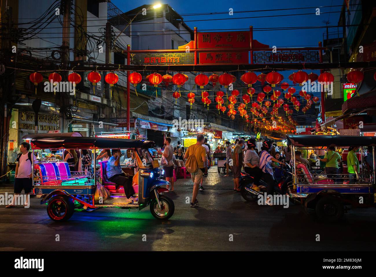 Bangkok, Thaïlande - 11 janvier 2023: Les gens à la route de Yaowarat dans le quartier chinois, Bangkok, Thaïlande. Banque D'Images