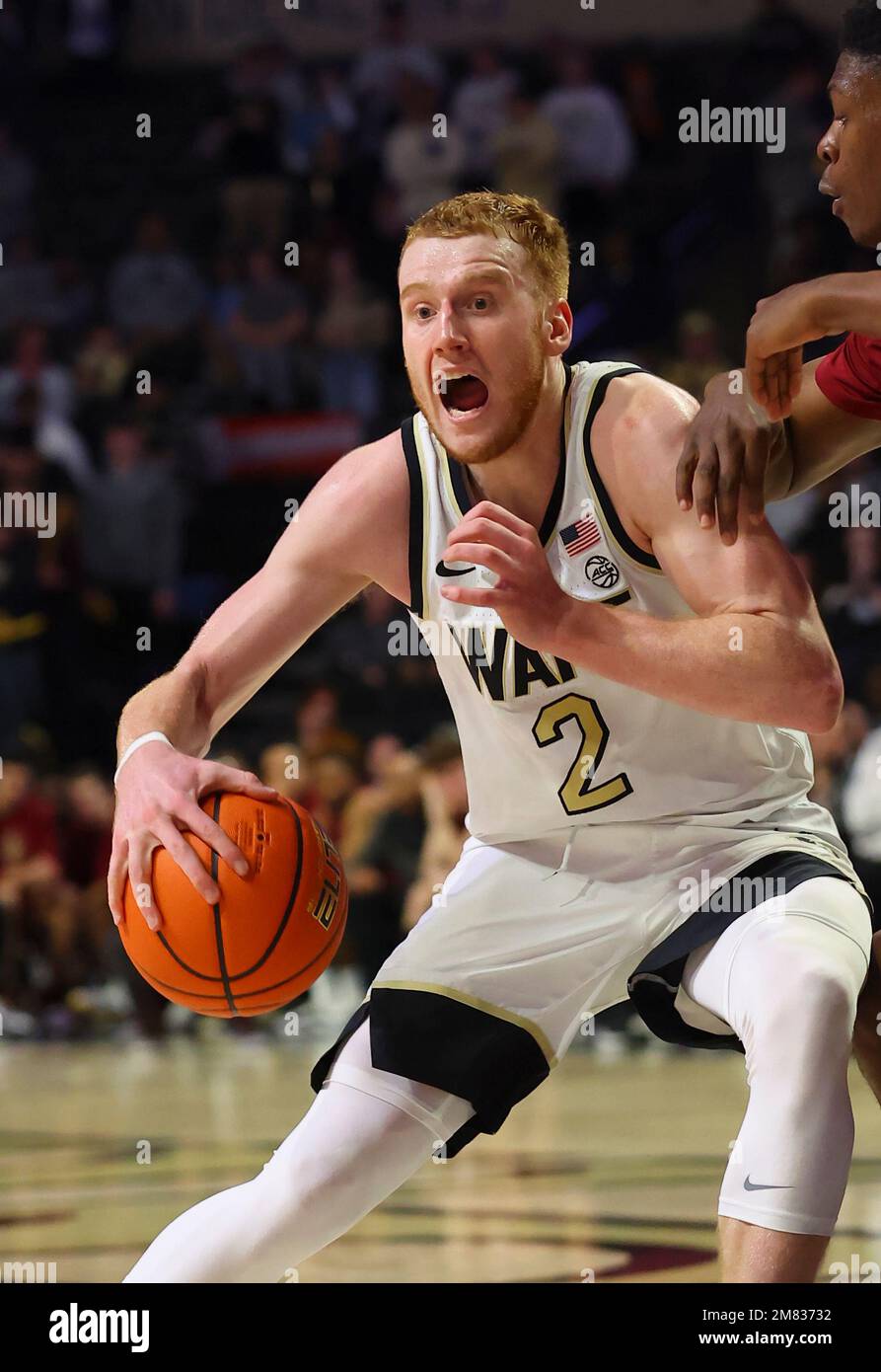 11 janvier 2022 Wake Forest University sophomore Cameron Hildreth (2) dribble la balle contre l