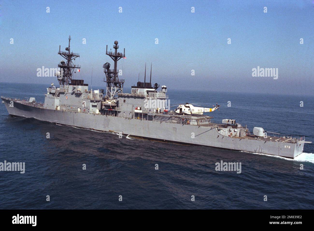 Une vue aérienne du quartier portuaire du destroyer USS MERRILL (DD 976) de la classe Spruance est en cours. Un hélicoptère Sea King de l'escadron anti-sous-marin 6 (HS-6) SH-3 est stationné sur le pont. Pays : inconnu Banque D'Images
