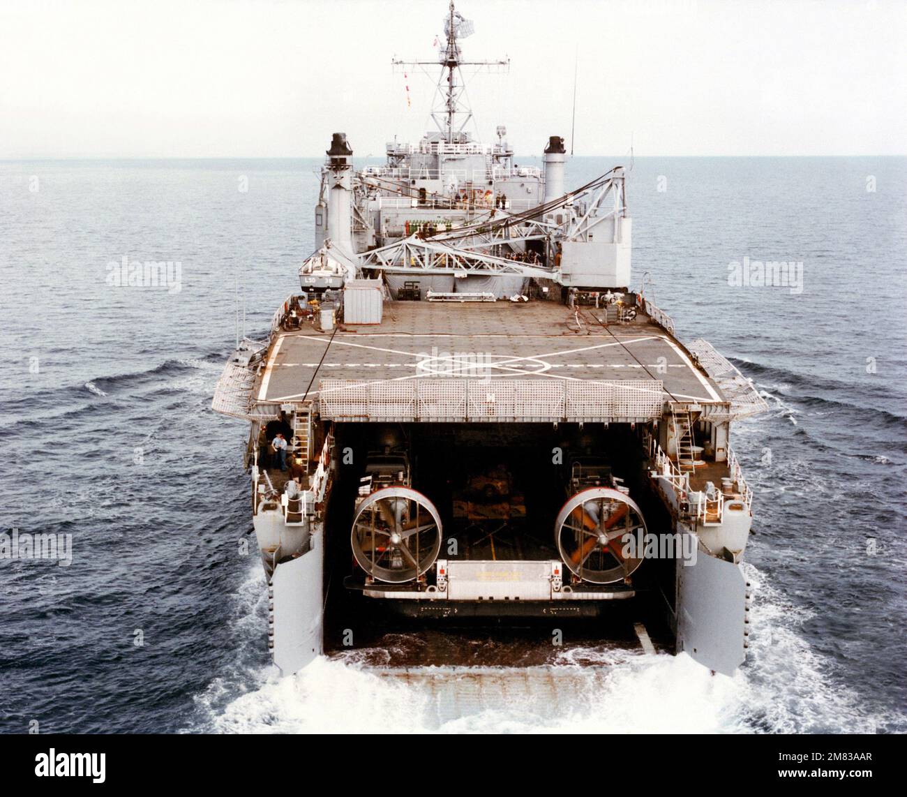 Une vue de la poupe d'un coussin d'air d'embarcation (LCAC 001) dans le pont de puits du navire d'atterrissage USS PENSACOLA (LSD 38) après avoir terminé le premier accouplement en cours d'un LCAC et d'un LSD. Un réservoir M-60 est fixé dans la zone de chargement du LCAC. Pays: Golfe du Mexique Banque D'Images