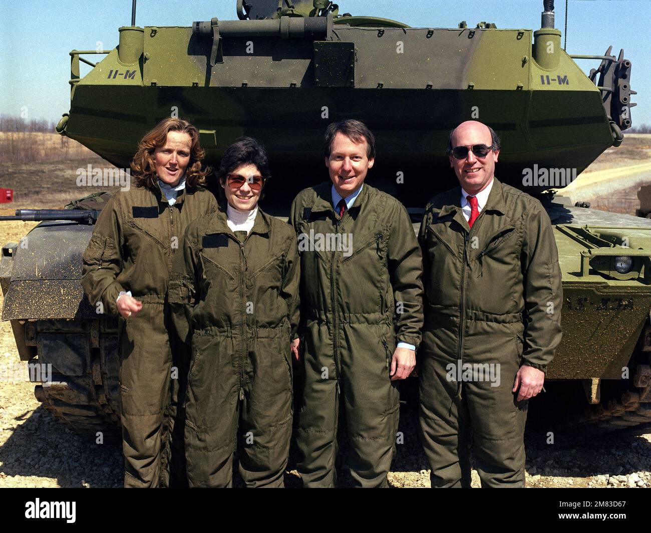 Le Sergent Mitch McConnell du Kentucky et des membres de son personnel se réunissent pour une photographie près d'un char de combat principal d'Abrams en M1 lors de leur visite du US Army Armor Center. Il s'agit, de gauche à droite, de Larry Cox, directeur d'État du sénateur; du sénateur McConnell; de Janet Mullins, CHEF DE CABINET de McConnell; et de Robin Cleveland. Base: Fort KNOX État: Kentucky (KY) pays: États-Unis d'Amérique (USA) Banque D'Images
