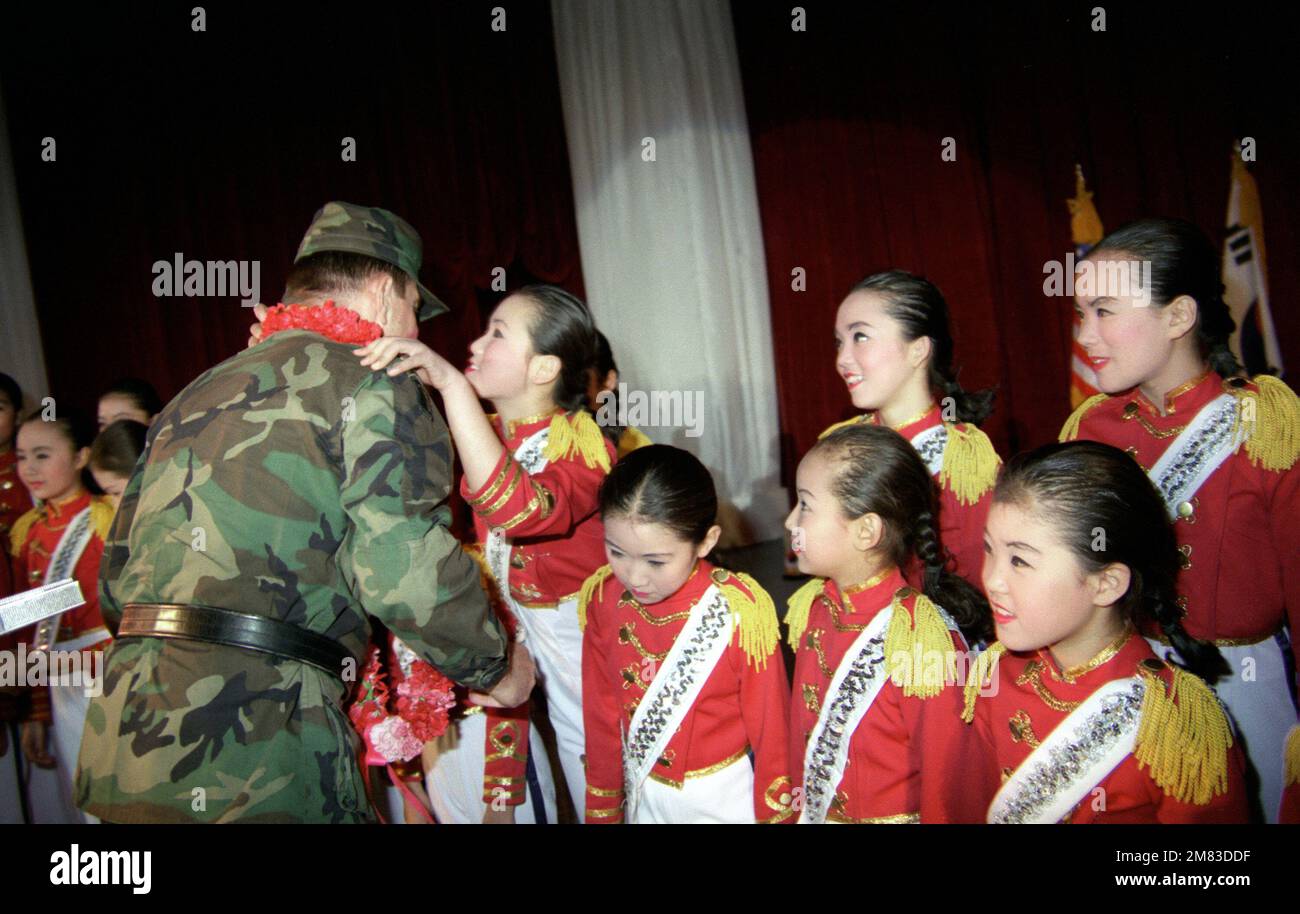 MAJ. GÉN. Claude M. Kickbriquet, commandant, 25th Inf. Dive., est accueilli par les membres du groupe coréen de danse et de chant Little Angels lors d'une cérémonie accueillant la division en Corée pour l'exercice conjoint États-Unis/Corée du Sud Spirit '85. Sujet opération/série: TEAM SPIRIT '85 base: Chunchon pays: Corée Banque D'Images