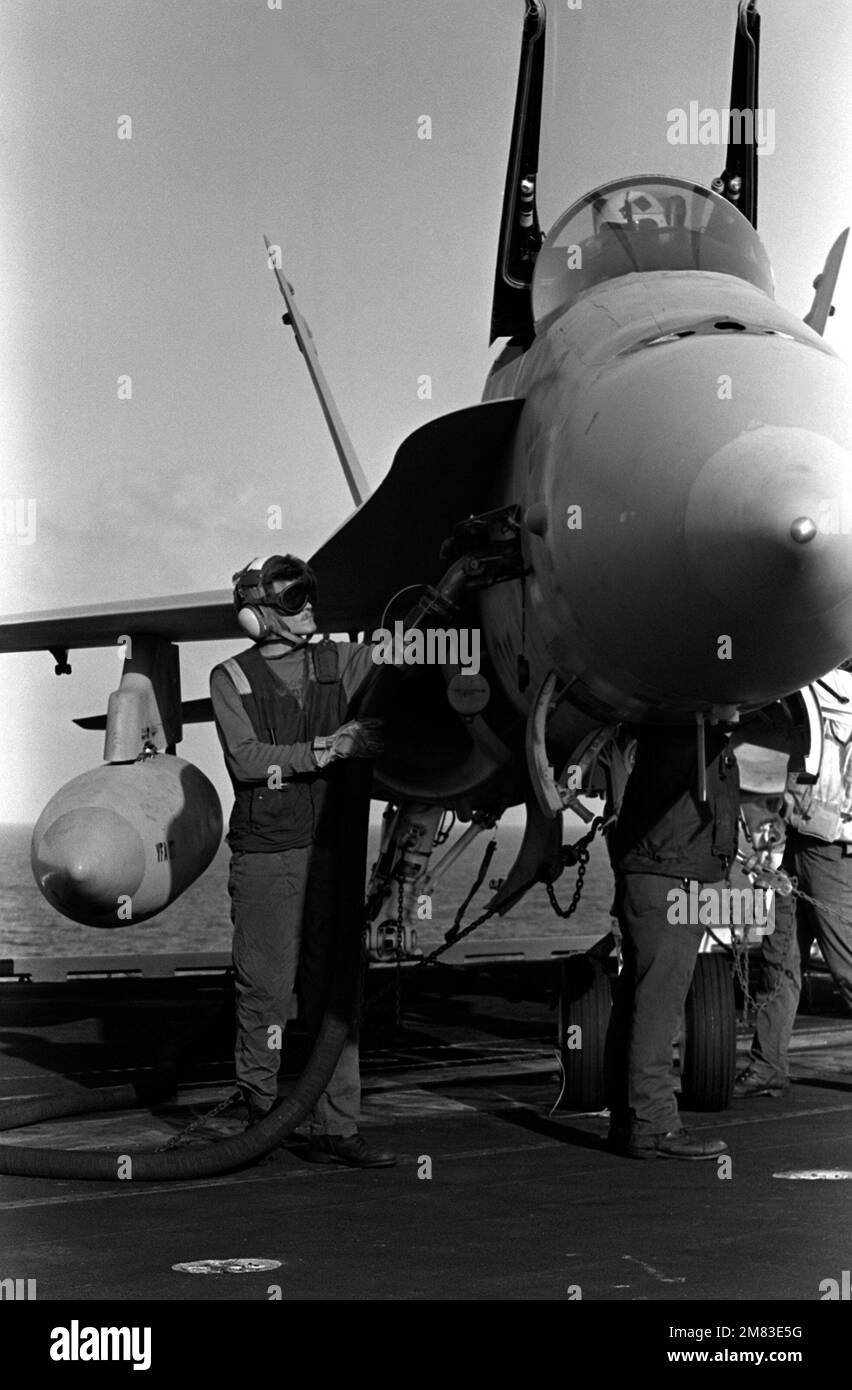 Un avion F/A-18 Hornet du Strike-Fighter Squadron 113 (VFA-113) est alimenté à bord du porte-avions USS Constellation (CV-64). Pays : inconnu Banque D'Images