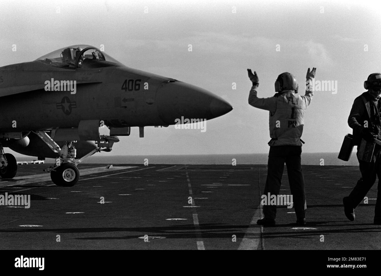 Un avion F/A-18 Hornet provenant de taxis de l'escadron de frappe 25 (VFA-25) avant le décollage à bord du porte-avions USS Constellation (CV-64). Pays : inconnu Banque D'Images