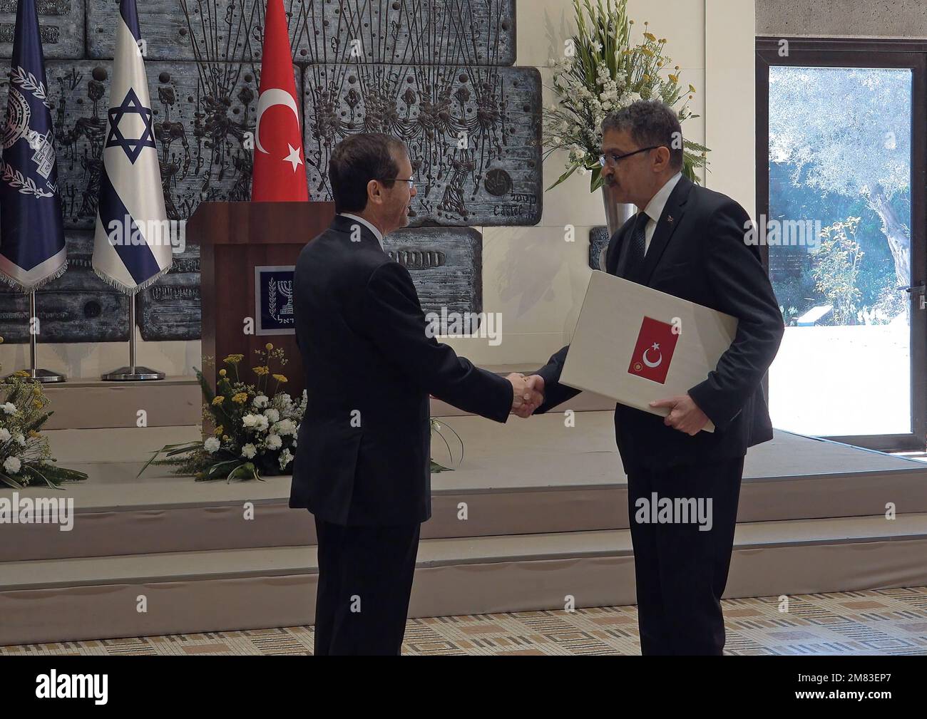 JÉRUSALEM, ISRAËL - JANVIER 11 : le président israélien Isaac Herzog reçoit une lettre de référence du nouvel ambassadeur turc en Israël, Sakir Ozkan Torunlar, à la résidence du président sur 11 janvier 2023, à Jérusalem, en Israël. Israël et la Turquie ont annoncé la normalisation complète de leurs relations en août dernier, après des années sans haute représentation diplomatique. Crédit : Eddie Gerald/Alay Live News Banque D'Images