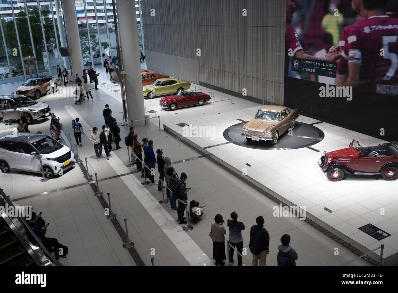 Yokohama, Kanagawa, Japon. 5th novembre 2022. Les voitures anciennes Nissan et Datsun sont exposées à la Nissan Gallery. La Nissan Gallery (æ-¥ç”€ã‚®ãƒ€ãƒ © ãƒªãƒ¼) est un musée et un espace événementiel situé dans le quartier Minato Mirai 21 de Yokohama, au Japon. Il est dédié à l'histoire et à la technologie de Nissan, présentant une large gamme de véhicules et de technologies, y compris les véhicules électriques et autonomes. La galerie présente également des expositions interactives, une piste d'essai en plein air et un théâtre présentant les derniers développements de l'entreprise. La Nissan Gallery est un excellent moyen d'en savoir plus sur la collection Nissan Banque D'Images