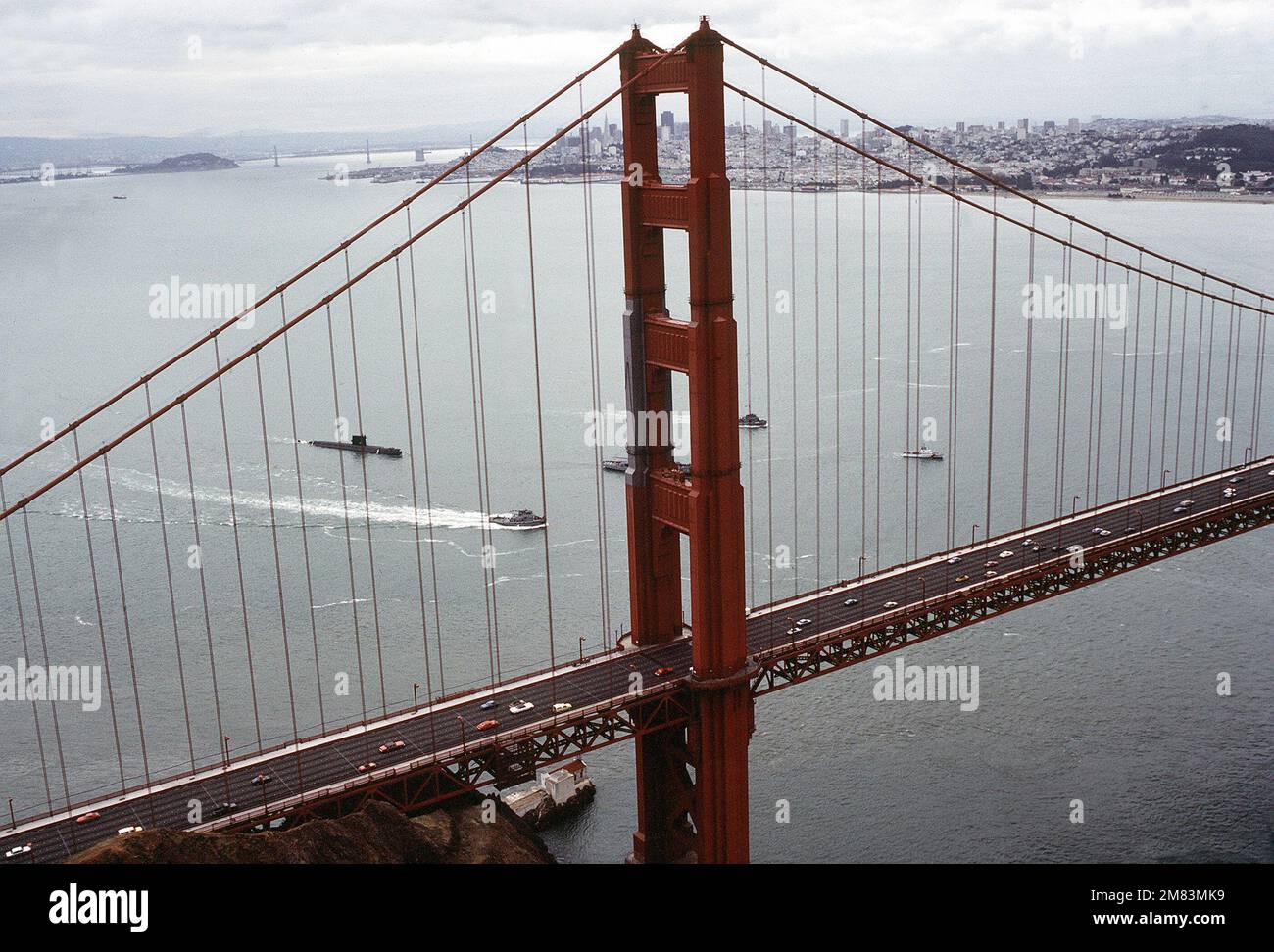 Le sous-marin d'attaque nucléaire désaffecté NAUTILUS (SSN-571) s'approche du pont du Golden Gate sous le remorquage du remorqueur de la flotte USS QUAPAW (ATF-110). Le sous-marin est remorqué jusqu'à la base sous-marine navale de New London, au Connecticut, où il deviendra un mémorial à la bibliothèque et au musée de la Force sous-marine. Base : San Francisco Bay État : Californie (CA) pays : États-Unis d'Amérique (USA) Banque D'Images