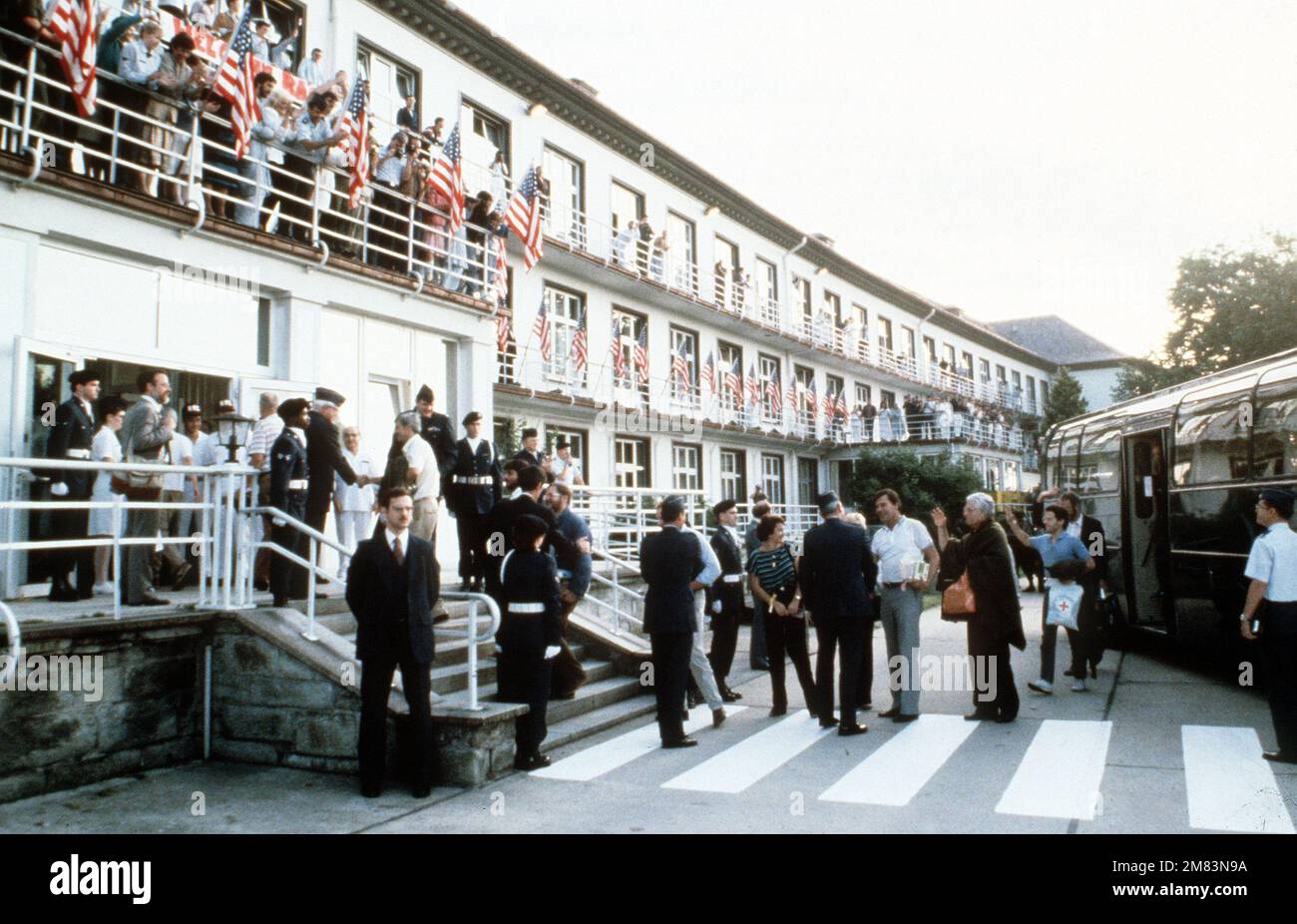 Le personnel et les patients de l'hôpital accueillent d'anciens otages du vol 847 de Trans-World Airlines piraté lorsqu'ils arrivent au centre médical régional de Weisbaden. Date exacte prise de vue inconnue. Base: Weisbaden pays: Allemagne de l'Ouest (FRG) Banque D'Images