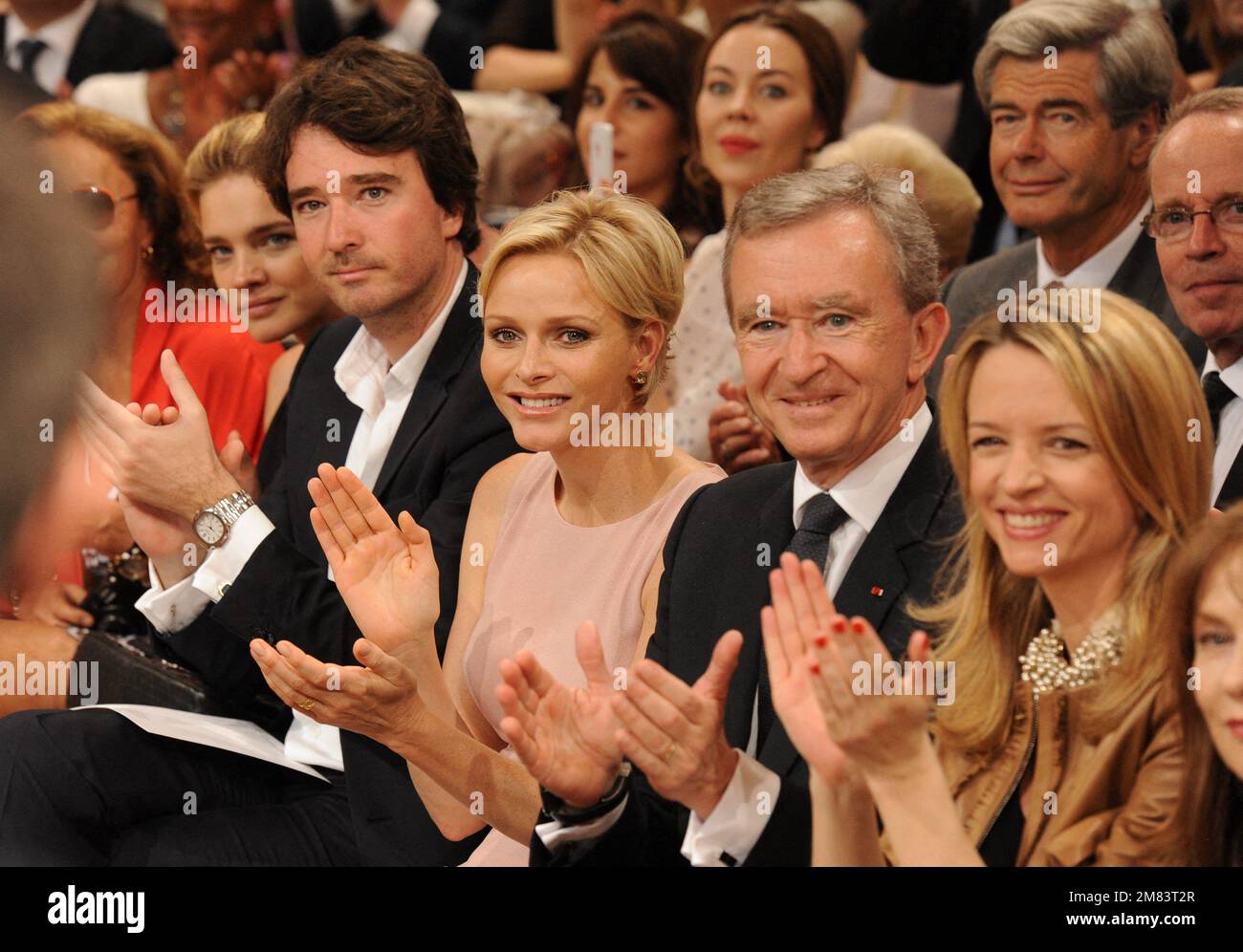 Photo du dossier - Antoine Arnault, la princesse Charlene de Monaco, Bernard Arnault et Delphine Arnault assistent au salon de la collection Christian Dior automne-hiver 2012-2013 haute-Couture à Paris, en France, sur 2 juillet 2012. L'homme le plus riche du monde, Bernard Arnault, a nommé sa fille à la tête de la maison de mode Dior. M. Arnault a promu Delphine Arnault, 47 ans, dans le cadre d'une remise en état à LVMH, la société la plus précieuse d'Europe. Elle possède un portefeuille de marques haut de gamme dont Fendi et Louis Vuitton et vaut environ 336bn £. Photo de Thierry Orban/ABACAPRESS.COM Banque D'Images