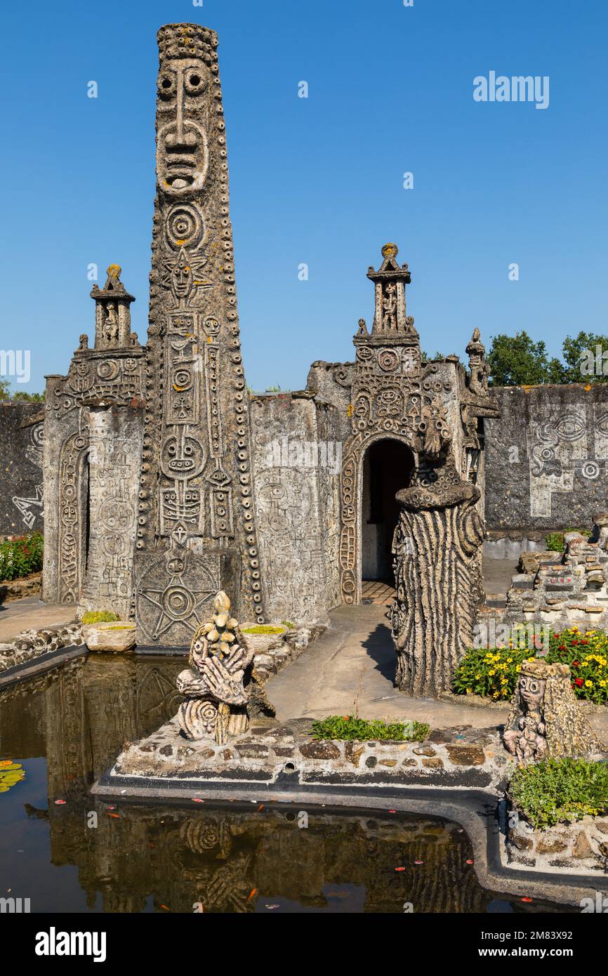 LE MUSÉE ROBERT TATIN, DEMEURE DU CÉRAMISTE, PEINTRE, SCULPTEUR QUI A FAIT DE SA MAISON ET DE SES JARDINS UN ENVIRONNEMENT D'ART, LA COSSE LE VIVIEN, (53) MAYENNE, PAYS DE LA LOIRE, FRANCE Banque D'Images