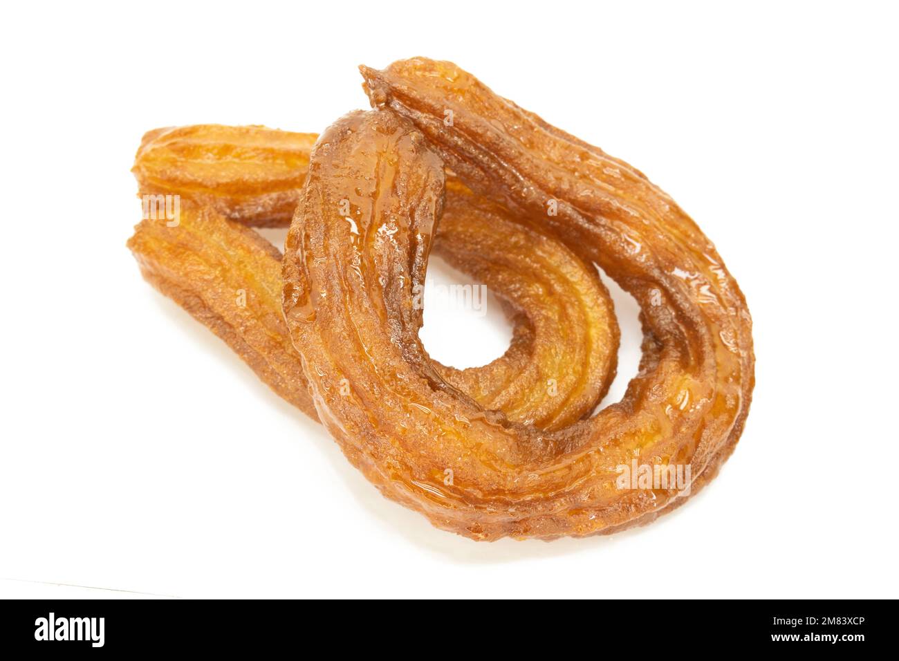 Dessert turc traditionnel (halka tatlı) sur fond blanc isolé. Dessert turc frits et trempés dans du sirop de sucre. Banque D'Images