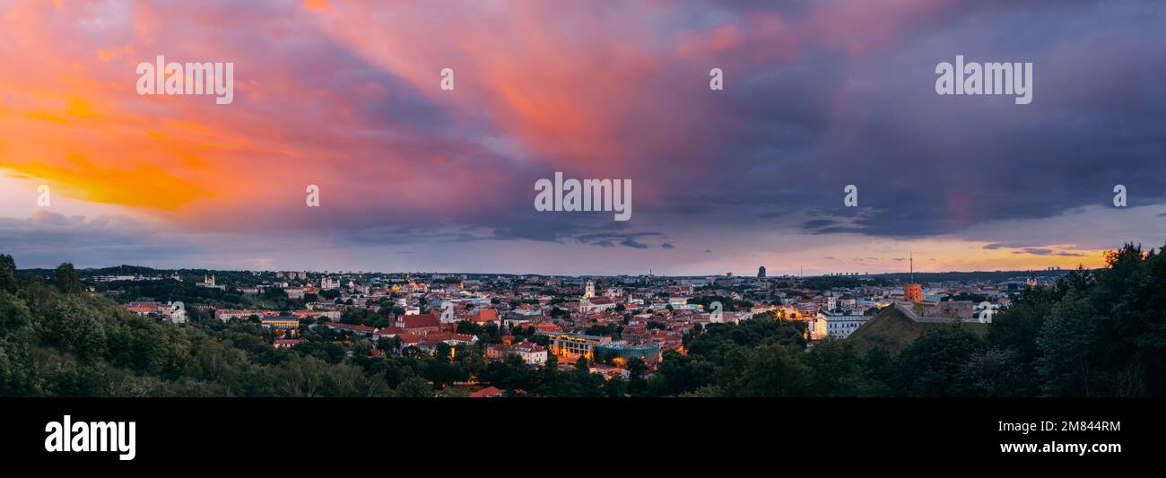 Vilnius, Lituanie. Coucher de soleil spectaculaire ciel au-dessus du centre historique CityScape. Panorama de la vieille ville dans les illuminations nocturnes. Patrimoine mondial de l'UNESCO Banque D'Images