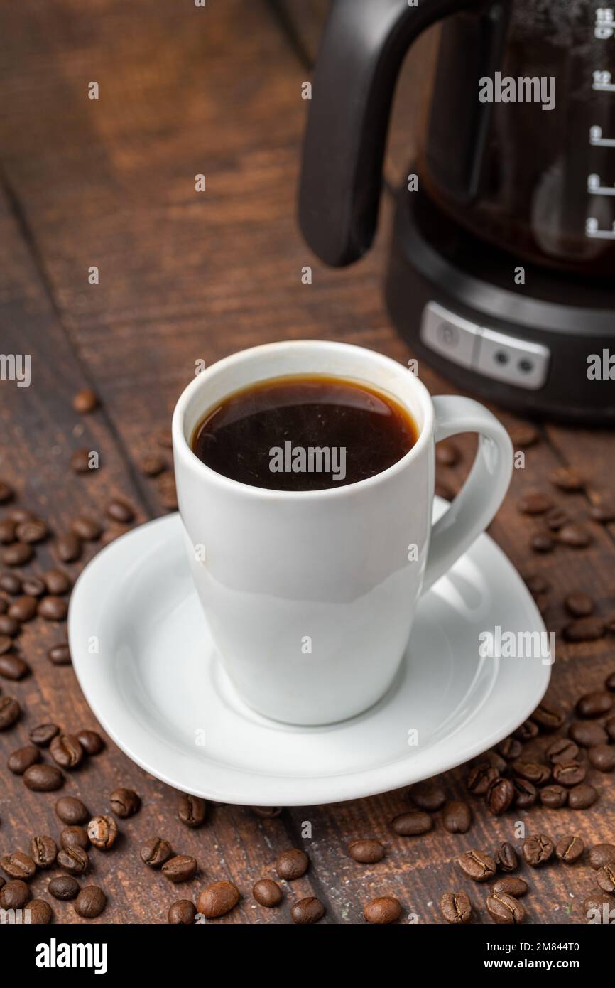 Filtre café filtre préparé dans une machine à café filtre dans une tasse en porcelaine blanche Banque D'Images