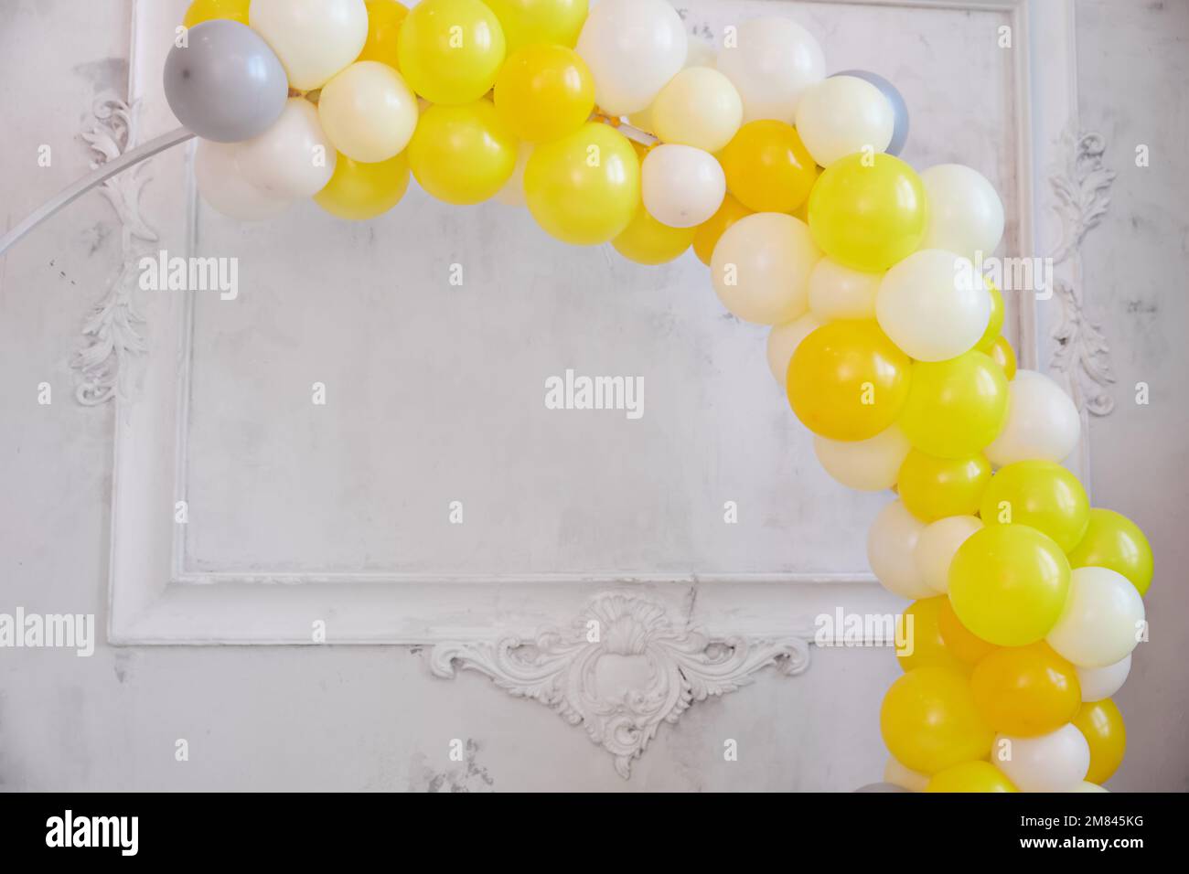 Une arche composée de bulles avec un emplacement pour le texte. Carte de vœux ou invitation à une fête d'anniversaire, une fête d'engagement, une douche de bébé. Copier l'espace Banque D'Images Une arche composée de bulles avec un emplacement pour le texte. Carte de vœux ou invitation à une fête d'anniversaire, une fête d'engagement, une douche de bébé. Copier l'espace Banque D'Images