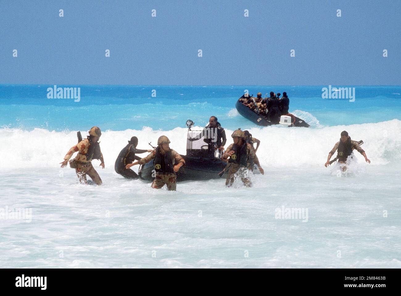 Membres d'un U.S. L'équipe Marine-Air-Land (SEAL) et les marines égyptiennes tirent un radeau de caoutchouc à travers le surf lors d'un atterrissage amphibie. Ils participent à l'exercice de service commun multinational Bright Star '85. Objet opération/série: BRIGHT STAR '85 base: Alexandria pays: Egypte (EGY) Banque D'Images Membres d'un U.S. L'équipe Marine-Air-Land (SEAL) et les marines égyptiennes tirent un radeau de caoutchouc à travers le surf lors d'un atterrissage amphibie. Ils participent à l'exercice de service commun multinational Bright Star '85. Objet opération/série: BRIGHT STAR '85 base: Alexandria pays: Egypte (EGY) Banque D'Images