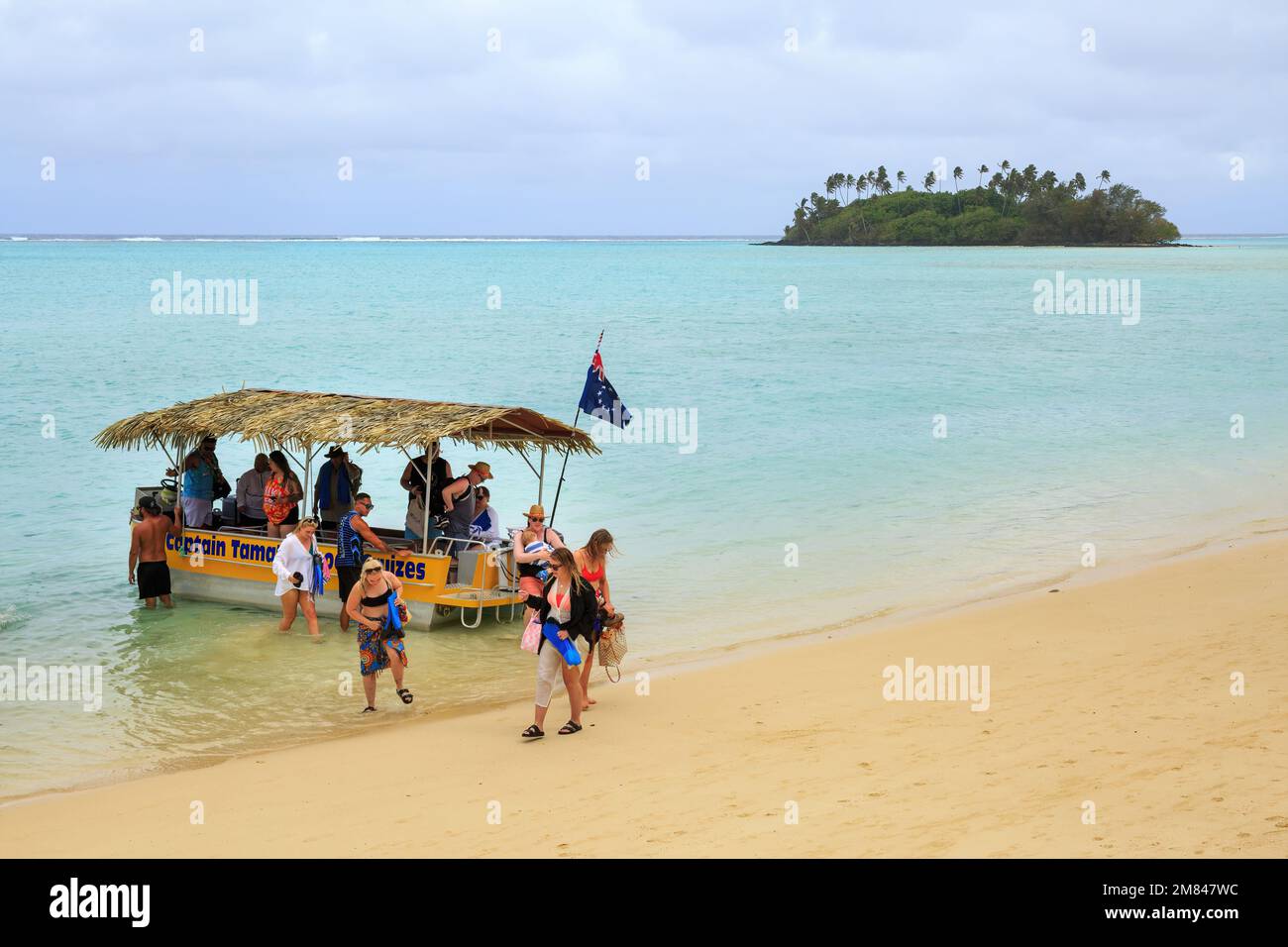 Un bateau « Captain Tama's Lagoon Cruise » sur la plage de Muri, sur l'île tropicale de Rarotonga, îles Cook Banque D'Images