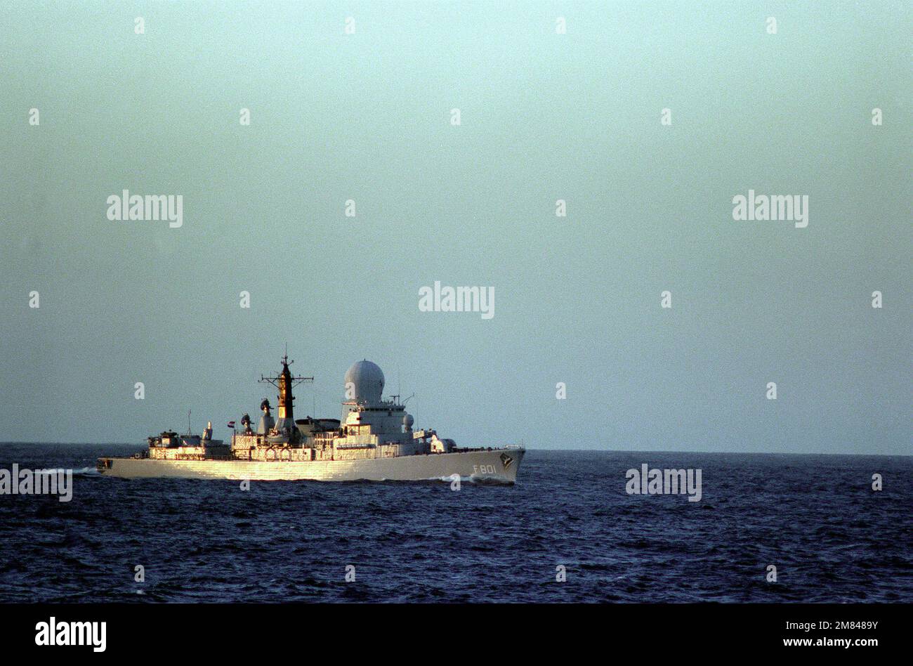 Une vue à tribord de l'arc de la frégate danoise HR MS TROMP (F-801) en cours pendant l'exercice Ocean Safari '85. Sujet opération/série: OCEAN SAFARI '85 pays: Océan Atlantique (AOC) Banque D'Images