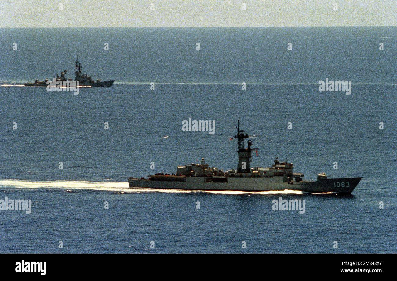 Une vue tribord du frégate USS COOK (FF 1083), premier plan, et un destroyer de missile guidé de classe Charles F. Adams en cours. Pays : Océan Pacifique (POC) Banque D'Images