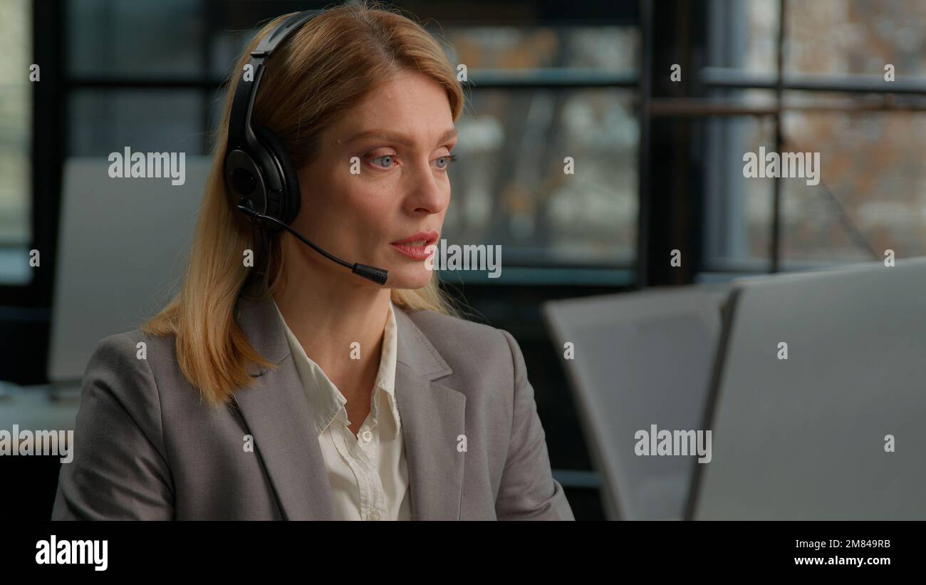 Caucasienne femme d'âge moyen femme d'affaires femme d'affaires 30s femme d'affaires travaillant au bureau avec un micro-casque utilisant l'ordinateur parlant travail support client Banque D'Images