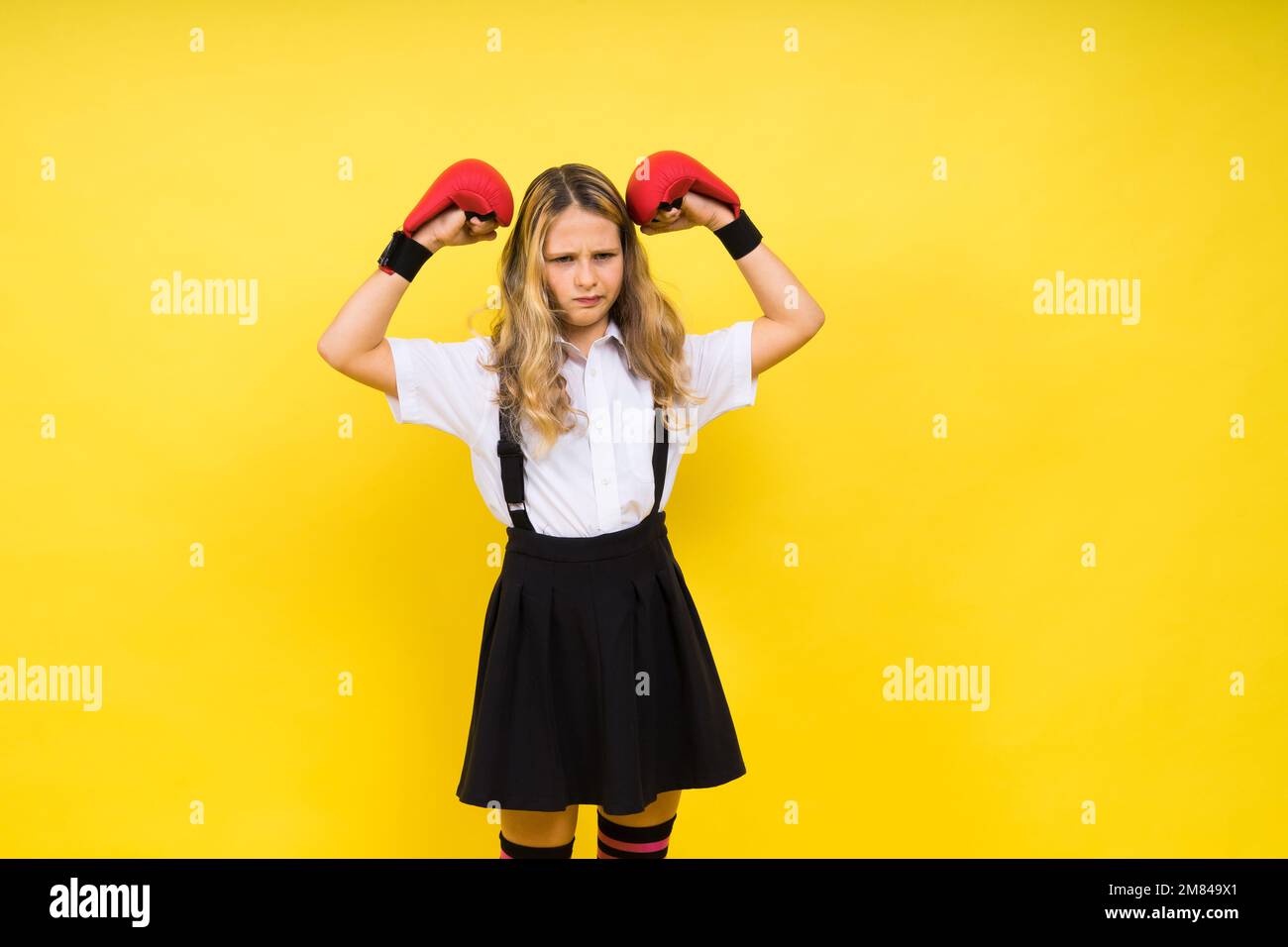 Adorable boxeur petite fille pratiquant des poinçons en studio Banque D'Images