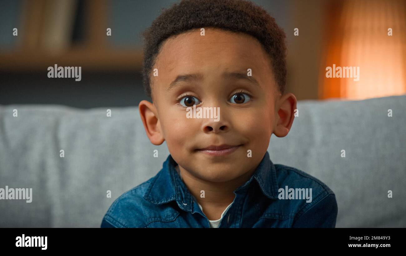 Portrait triste mignon Afro-américain ethnique multiraciale multiethnique enfant orphelin petit garçon élève fils bébé enfant grave 7 ans enfant regardant l'appareil photo Banque D'Images