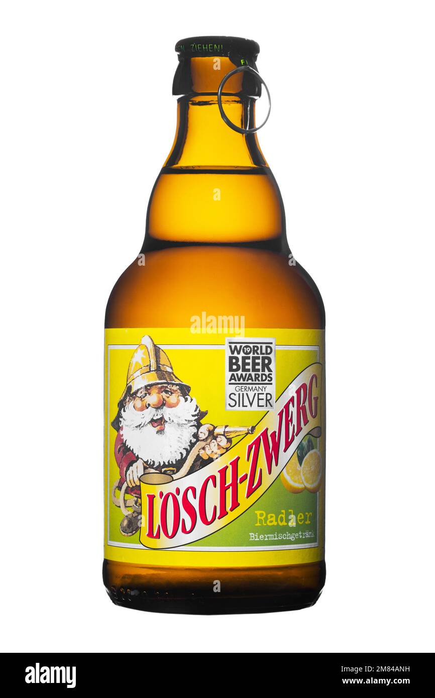Bouteille de bière Loesch -Zwerg originale isolée sur fond blanc. Banque D'Images