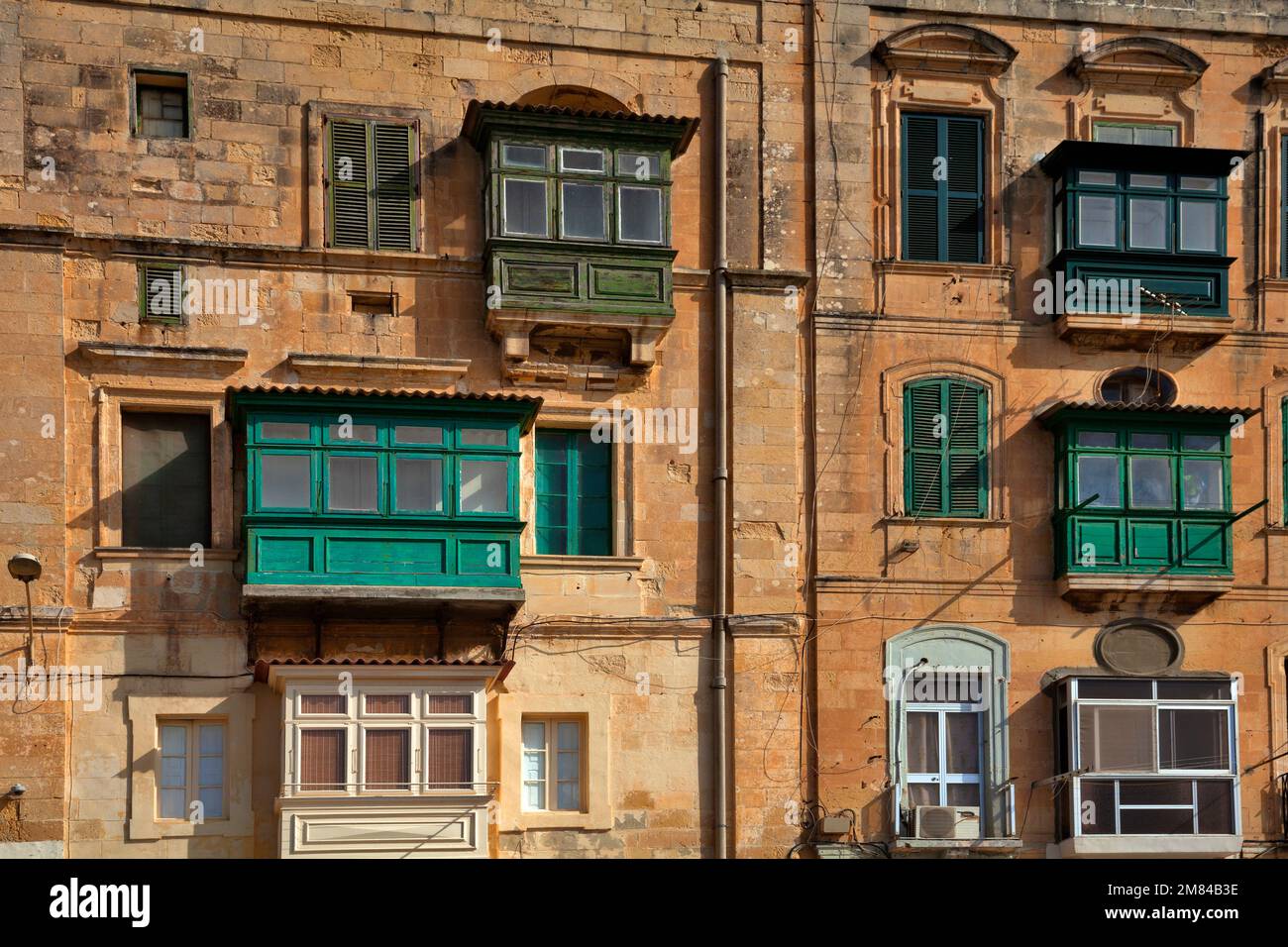 Hauswand mit typisch Malteser Balkonen, Valette, Malte, Europa Banque D'Images