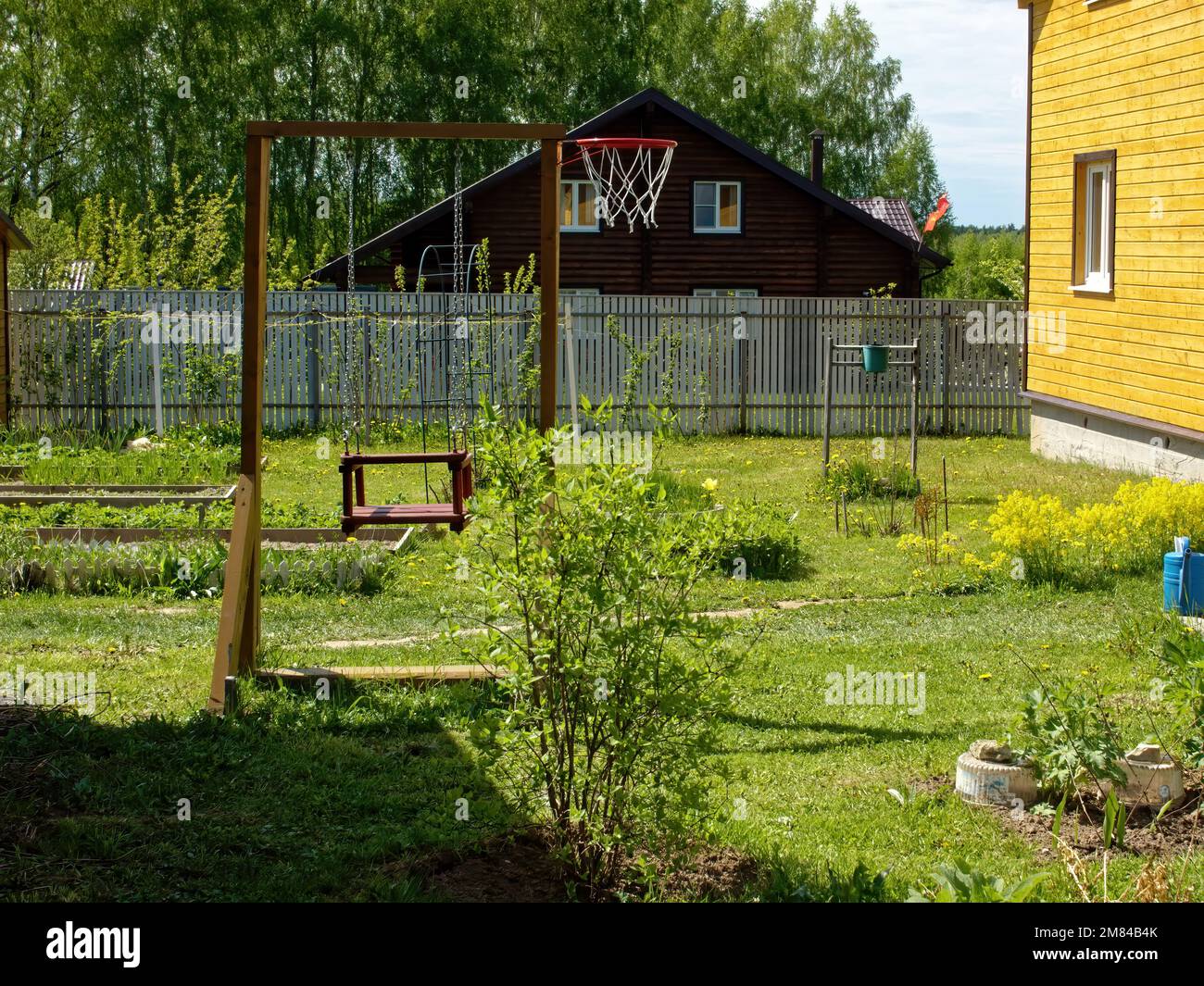 balançoire en bois maison dans le village, au printemps Banque D'Images