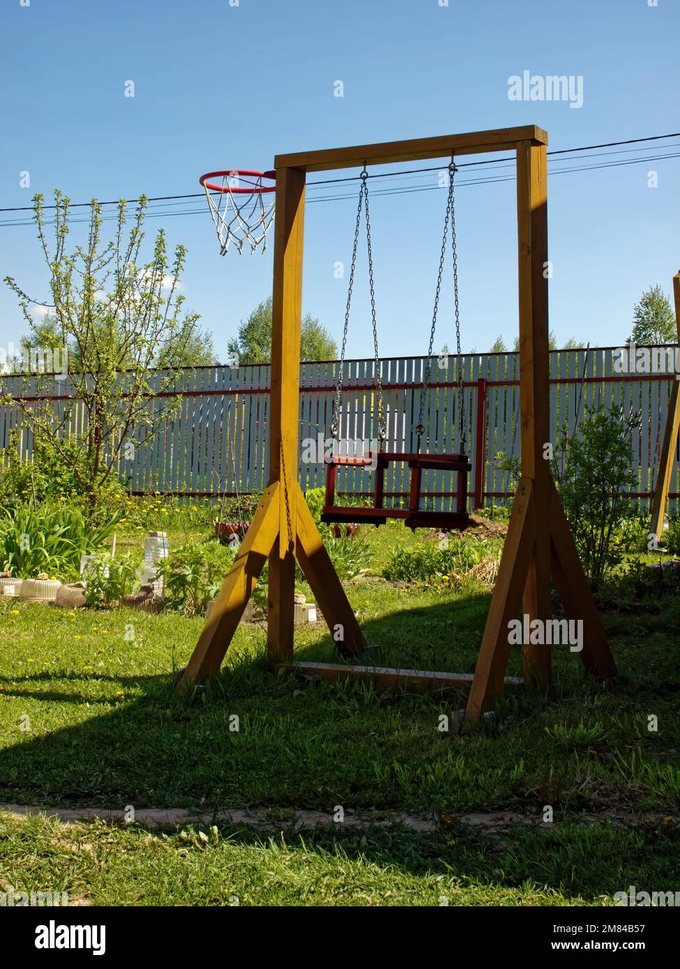 balançoire en bois maison dans le village, au printemps Banque D'Images