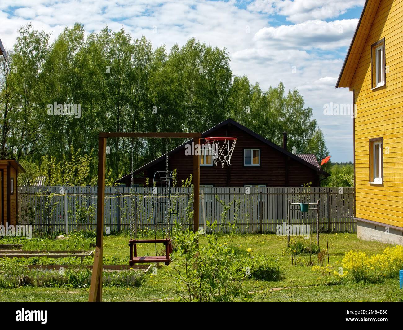 balançoire en bois maison dans le village, au printemps Banque D'Images