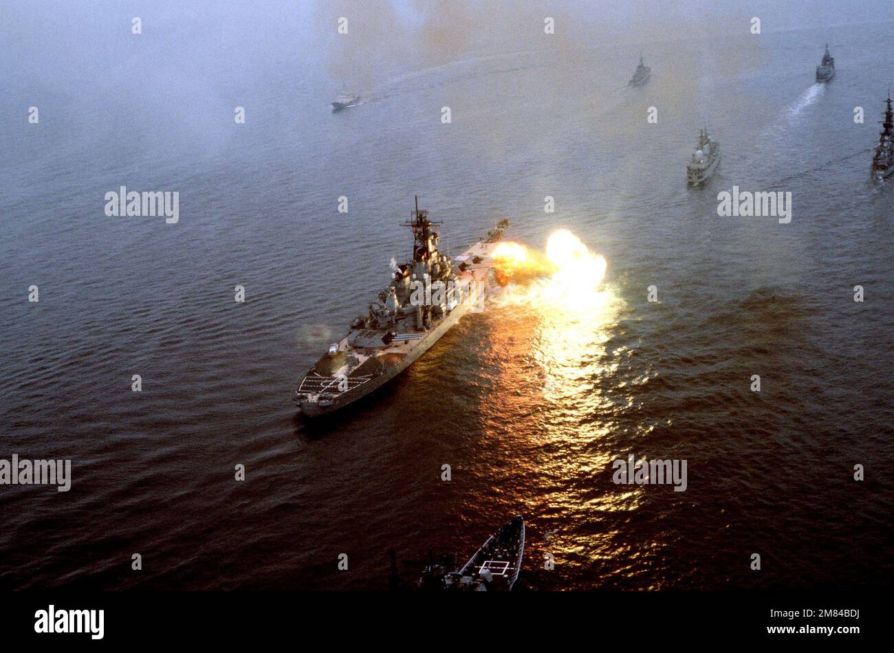 Le cuirassé USS IOWA (BB 61) tire ses canons Mark de calibre 7 16 pouces/50 de la tourelle n° 2 tout en étant en cours de formation avec des navires de la force opérationnelle dans l'exercice multilatéral de l'OTAN BALTOPS '85. Sujet opération/série: BALTOPS '85 pays: Mer Baltique Banque D'Images