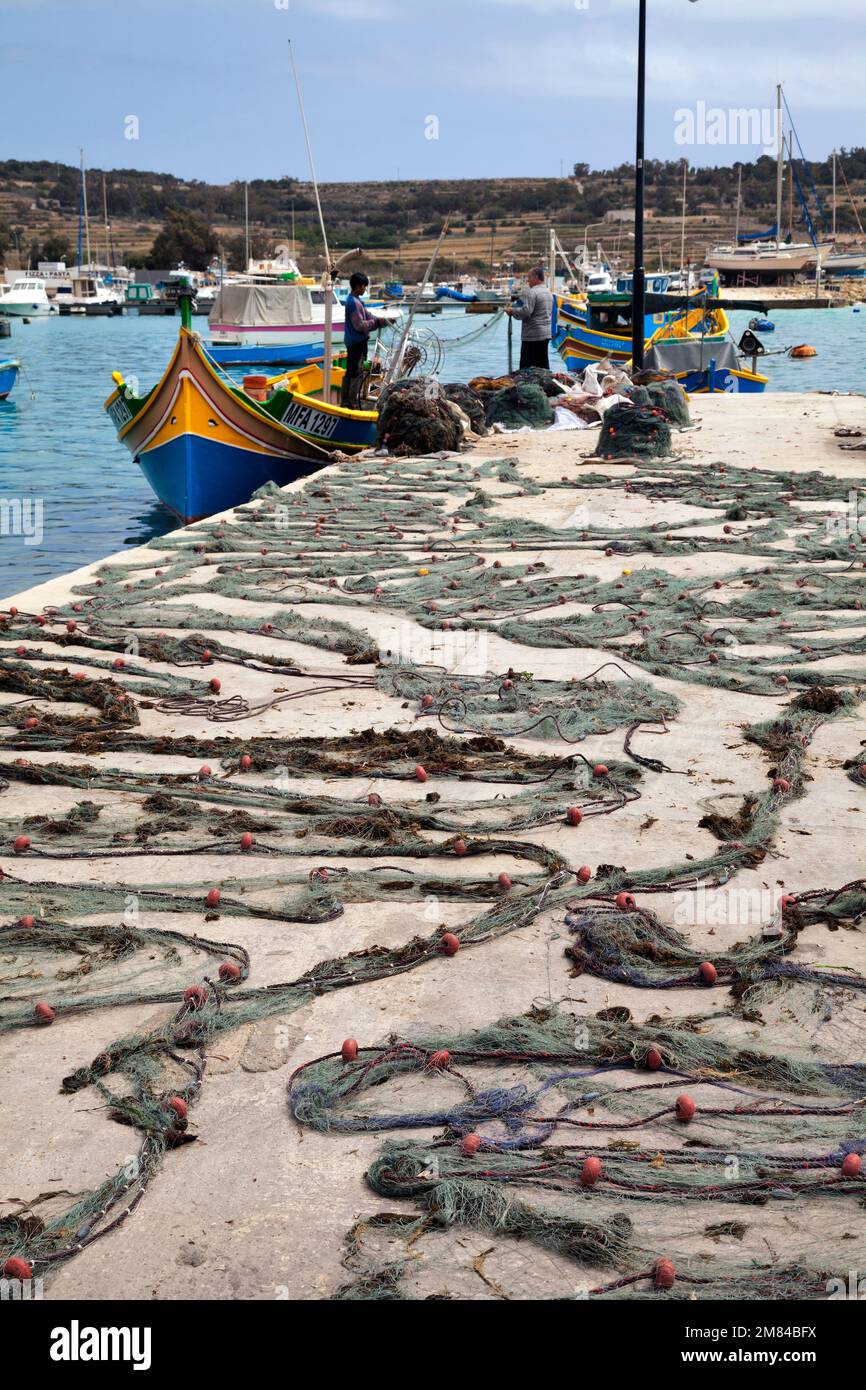 Fischer richten Ihre Netze, im Hafen von Marsaxlokk, Malte, Europa Banque D'Images