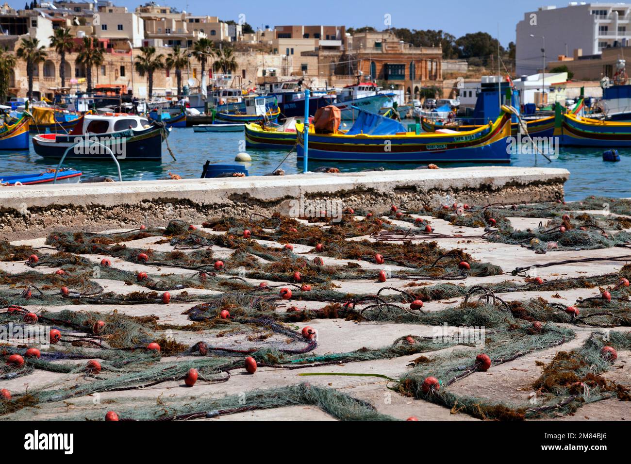 Ausgebreitete Fischnetze, im Hafen von Marsaxlokk, Malte, Europa Banque D'Images