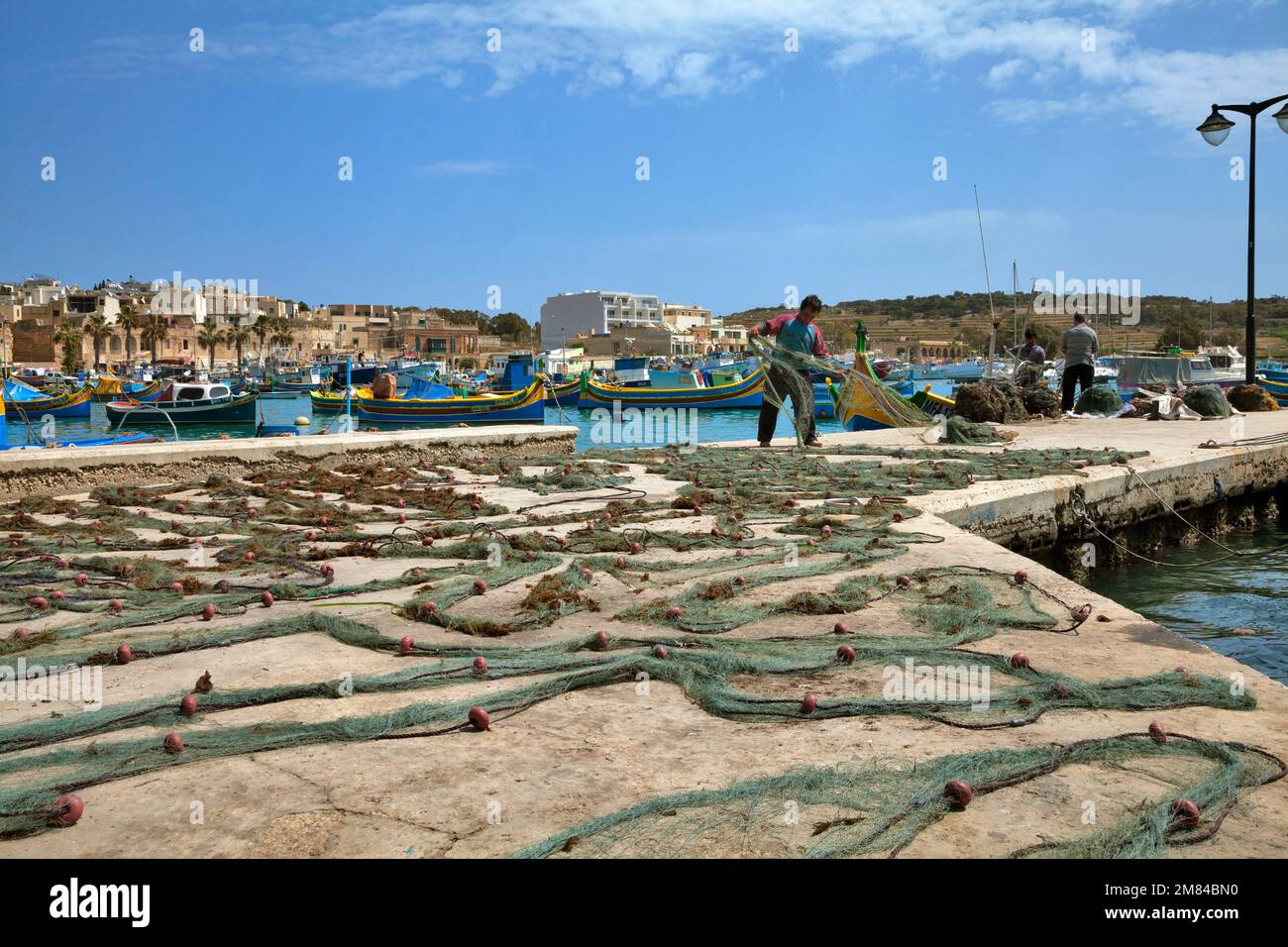 Fischer richten Ihre Netze, im Hafen von Marsaxlokk, Malte, Europa Banque D'Images