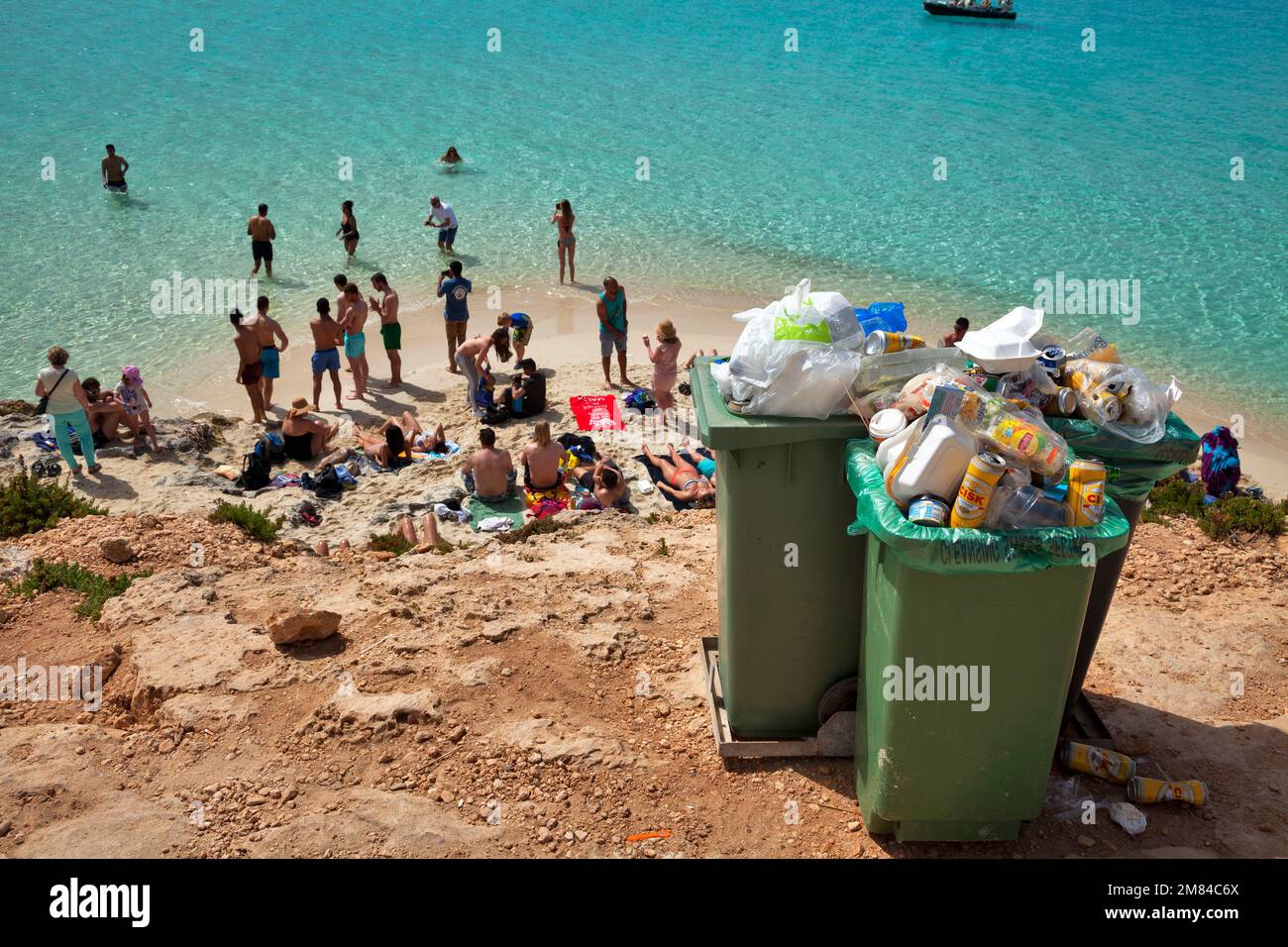 Überfüllte Mülltonnen am Strand in der Blauen Lagune, Comino, Malte, Europa Banque D'Images