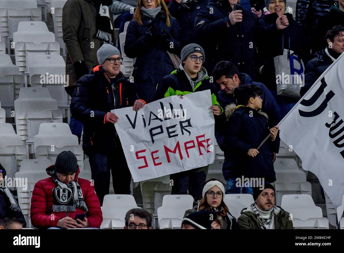 Les fans de Juventus FC montrent une bannière à la mémoire de Gianluca Vialli lors du match de 2022/23 entre Juventus FC et Udinese Calcio au stade Allianz Banque D'Images