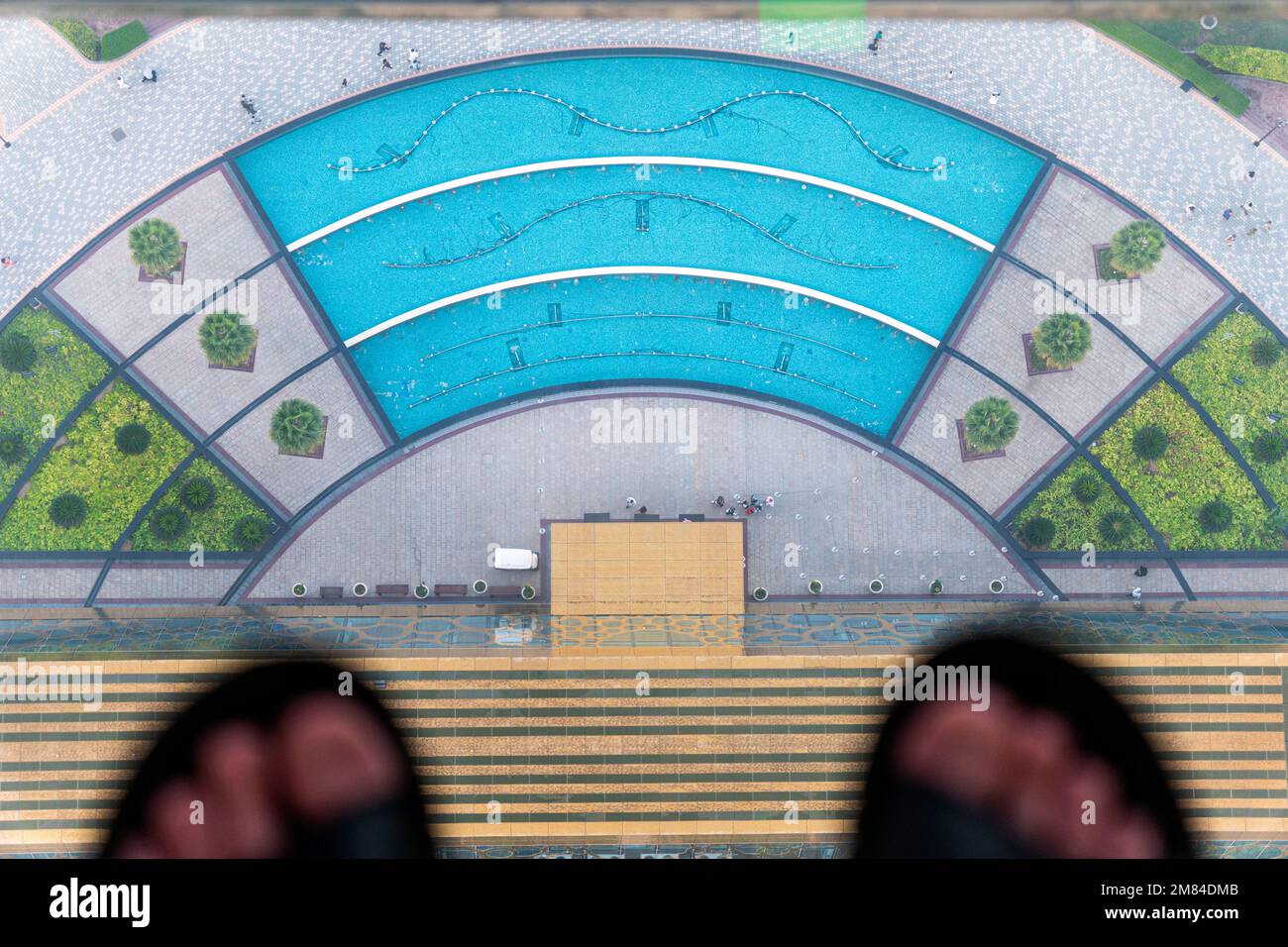 Vue intérieure du Dubai Frame avec chaussée transparente. Le Dubai Frame est un site architectural de Zabeel Park. pieds sur un sol transparent en verre. Banque D'Images