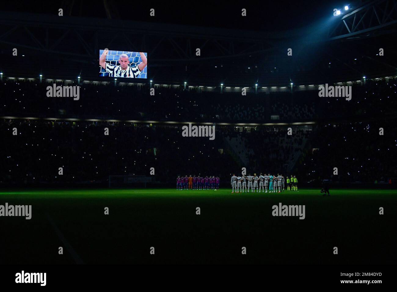 Une image de l'ancien Crémonais, Juventus, Sampdoria, Chelsea et l'Italie Gianluca Vialli est projeté sur l'écran du stade comme une minute de silence se tient après sa mort à 58 ans le 6th janvier 2023 lors de Serie Un match de 2022/23 entre Juventus FC et Udinese Calcio au stade Allianz de 07 janvier 2023 à Turin, Italie Banque D'Images