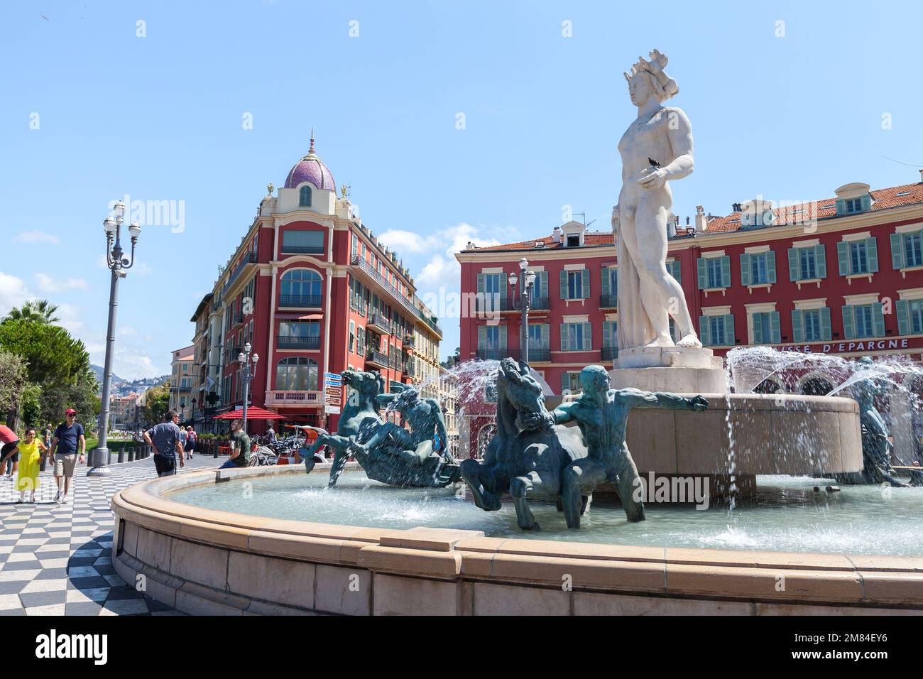 Nice, France - 12 août 2018 : la fontaine du Soleil, la place Massena, la ville de Nice, les gens ordinaires marchent dans la rue Banque D'Images