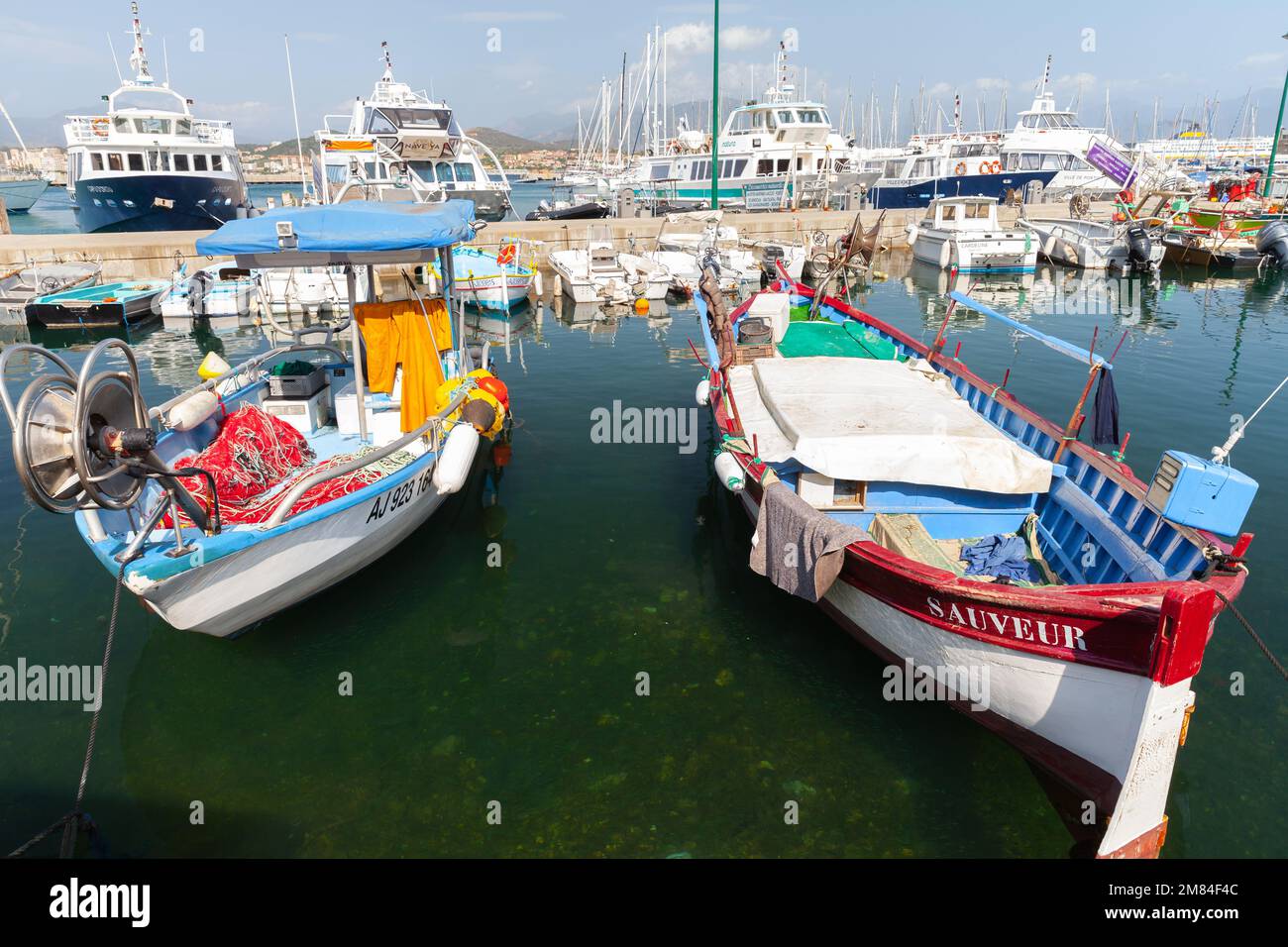 Ajaccio, France - 25 août 2018 : de petits bateaux de pêche sont amarrés au port d'Ajaccio Banque D'Images