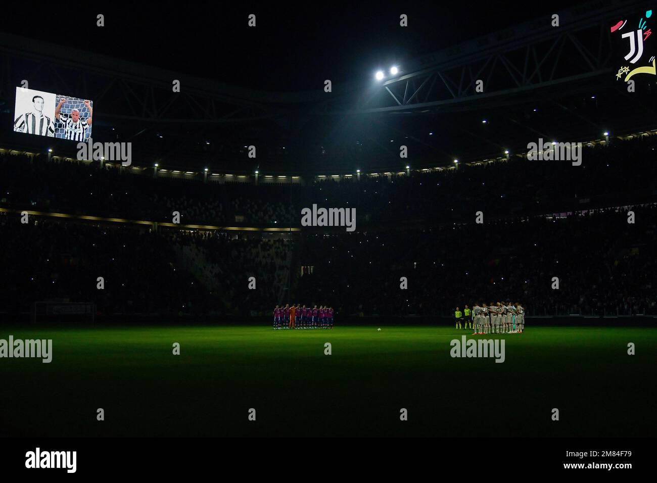 Une image des anciens Crémonais, Juventus, Sampdoria, Chelsea et l'Italie Gianluca Vialli est projecterd sur l'écran du stade comme une minute de silence est lui Banque D'Images