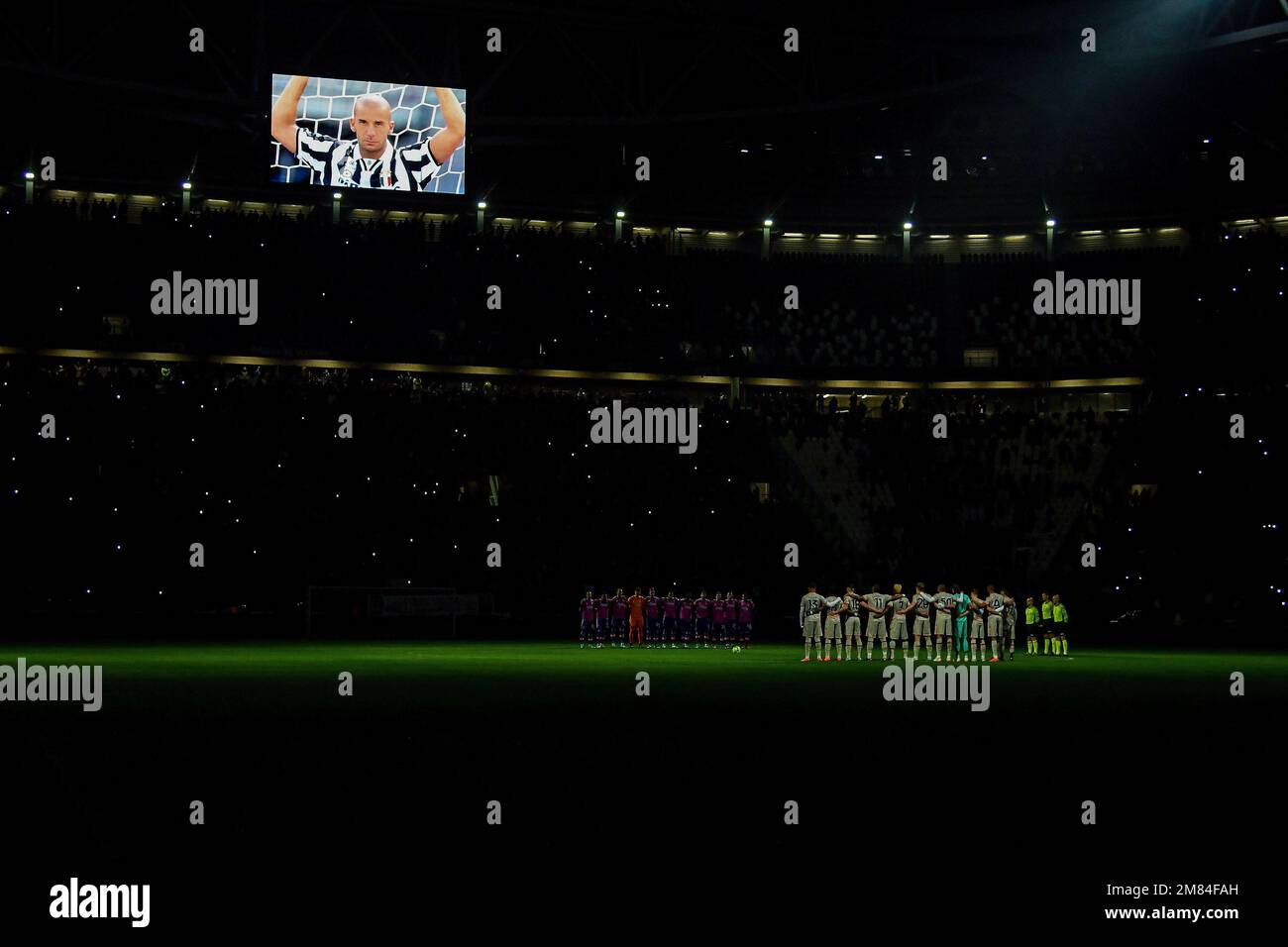 Une image des anciens Crémonais, Juventus, Sampdoria, Chelsea et l'Italie Gianluca Vialli est projecterd sur l'écran du stade comme une minute de silence est lui Banque D'Images