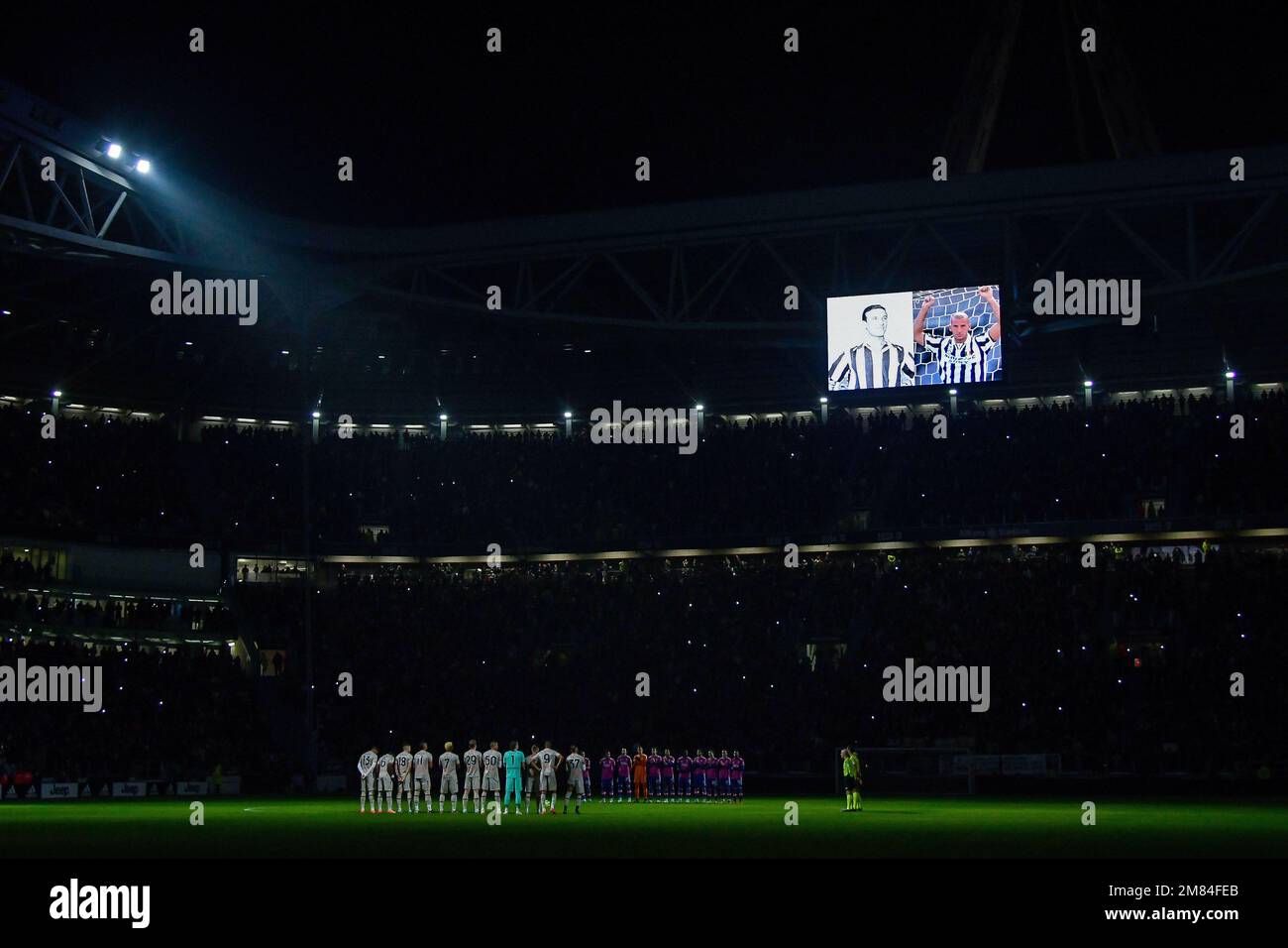 Une image des anciens Crémonais, Juventus, Sampdoria, Chelsea et l'Italie Gianluca Vialli est projecterd sur l'écran du stade comme une minute de silence est lui Banque D'Images