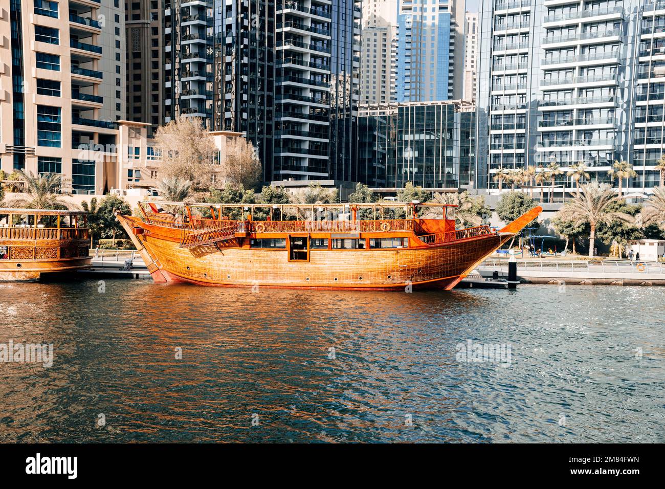 Ancien bateau en bois, croisière Dhow à Dubai Marina, Dubaï, Émirats arabes Unis. excursion en bateau sur un yacht. Banque D'Images