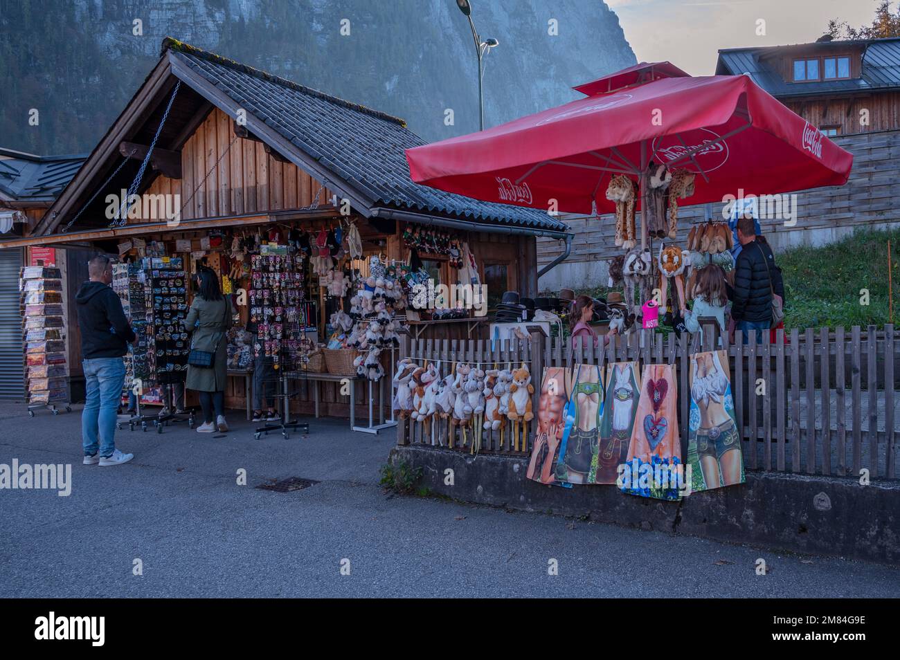 Vue sur une boutique de souvenirs dans les rues vendant des vêtements d'hiver, des aimants colorés, des jouets en peluche et des objets de collection capturés à Hallstatt, en Autriche. Banque D'Images