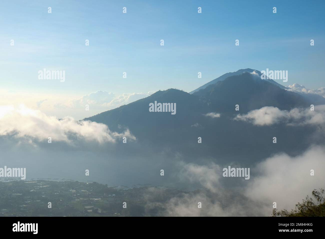 Vue sur le mont Rinjani après la randonnée sur le mont Batur. Banque D'Images