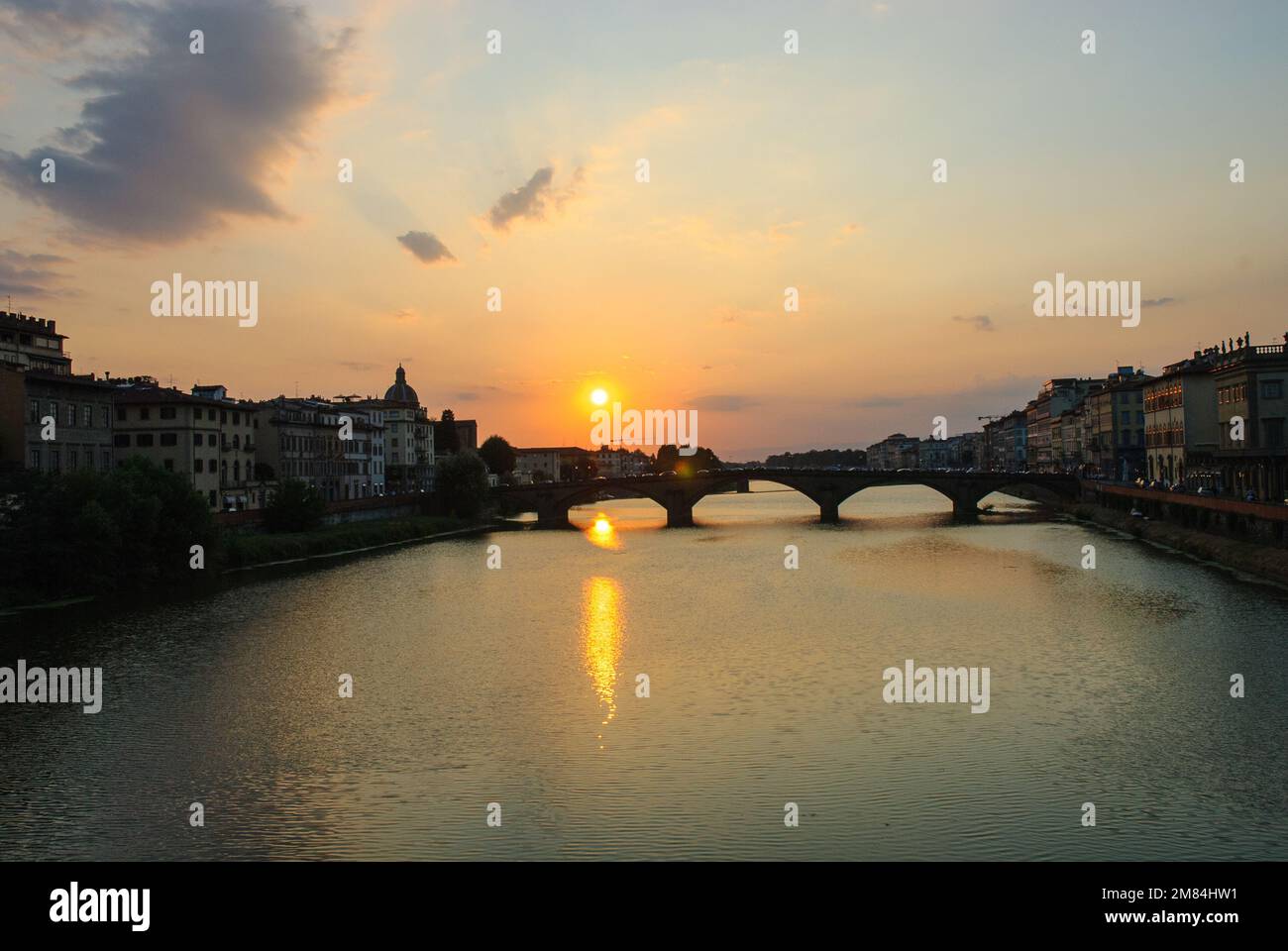 Coucher de soleil sur la rivière Arno et ponte Santa Trinita Banque D'Images
